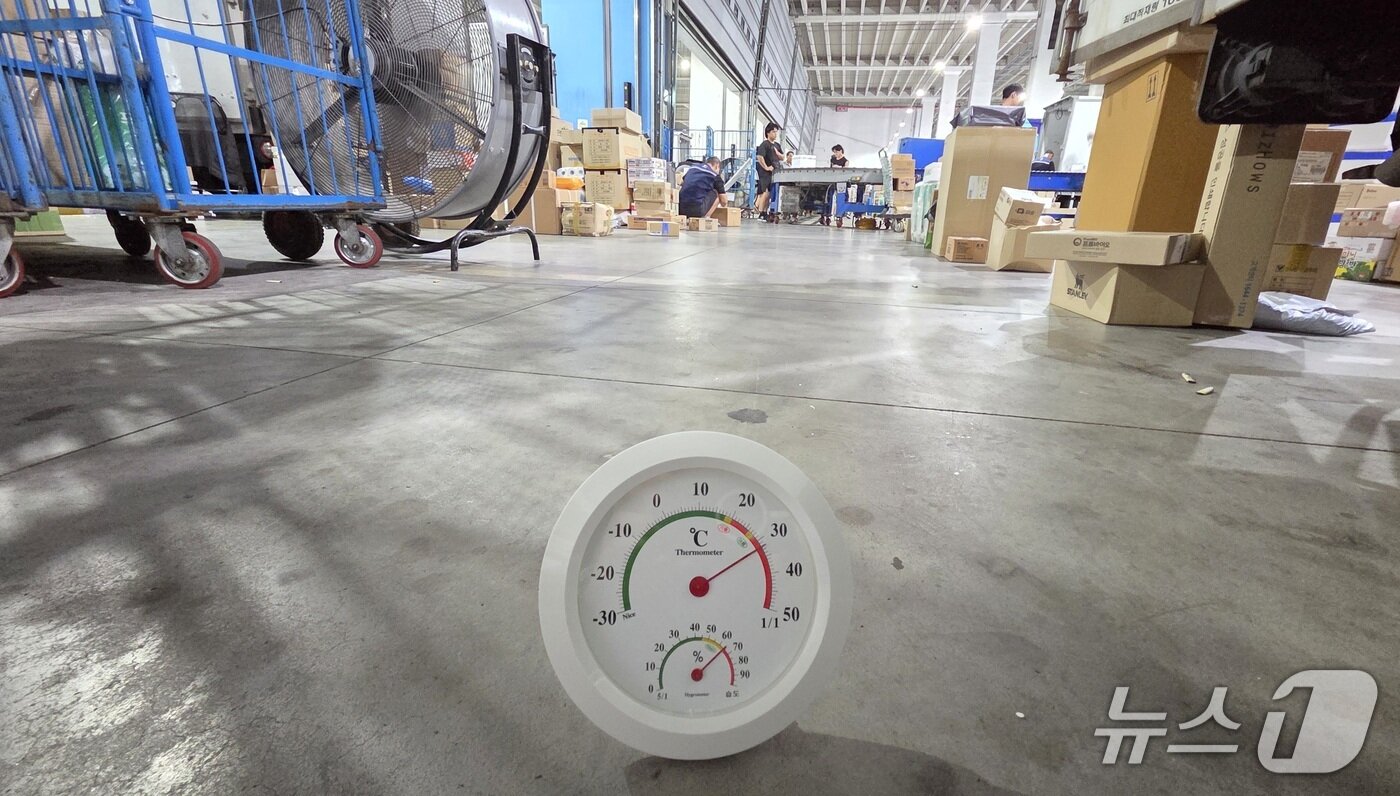 본문 이미지 - 9일 오전 9시 기준 서울 송파구 장지동 서울복합물류센터 내부 온도가 32도를 가리키고 있다. 습도는 65도로 체감온도 환산 시 33도에 육박하는 수치다. 2025.7.9/ⓒ뉴스1 이정후 기자
