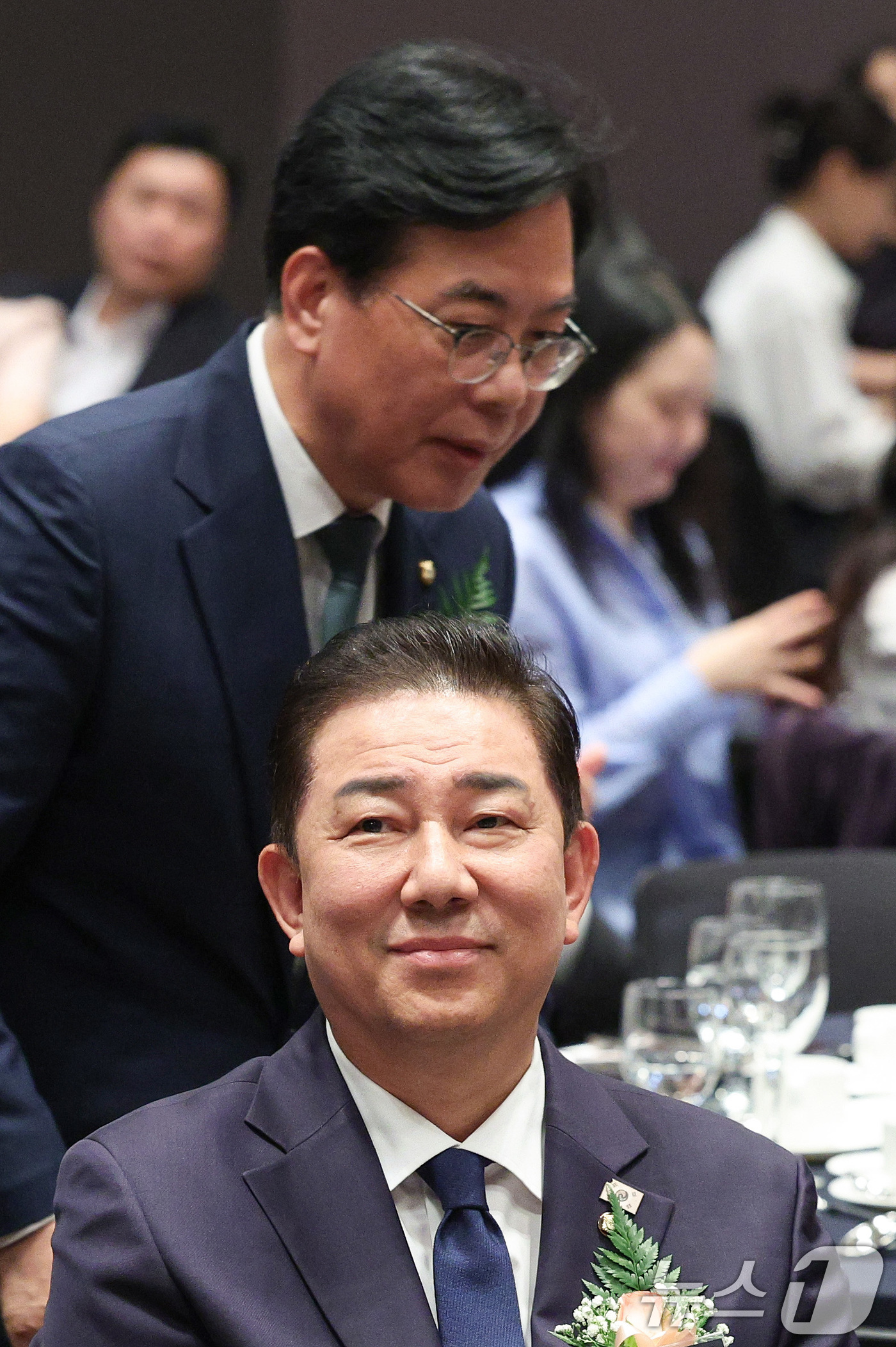 (서울=뉴스1) 신웅수 기자 = 김병기 더불어민주당 대표 직무대행 겸 원내대표와 송언석 국민의힘 비상대책위원장 겸 원내대표가 9일 오전 서울 중구 프레스센터에서 열린 한국외국어신문 …