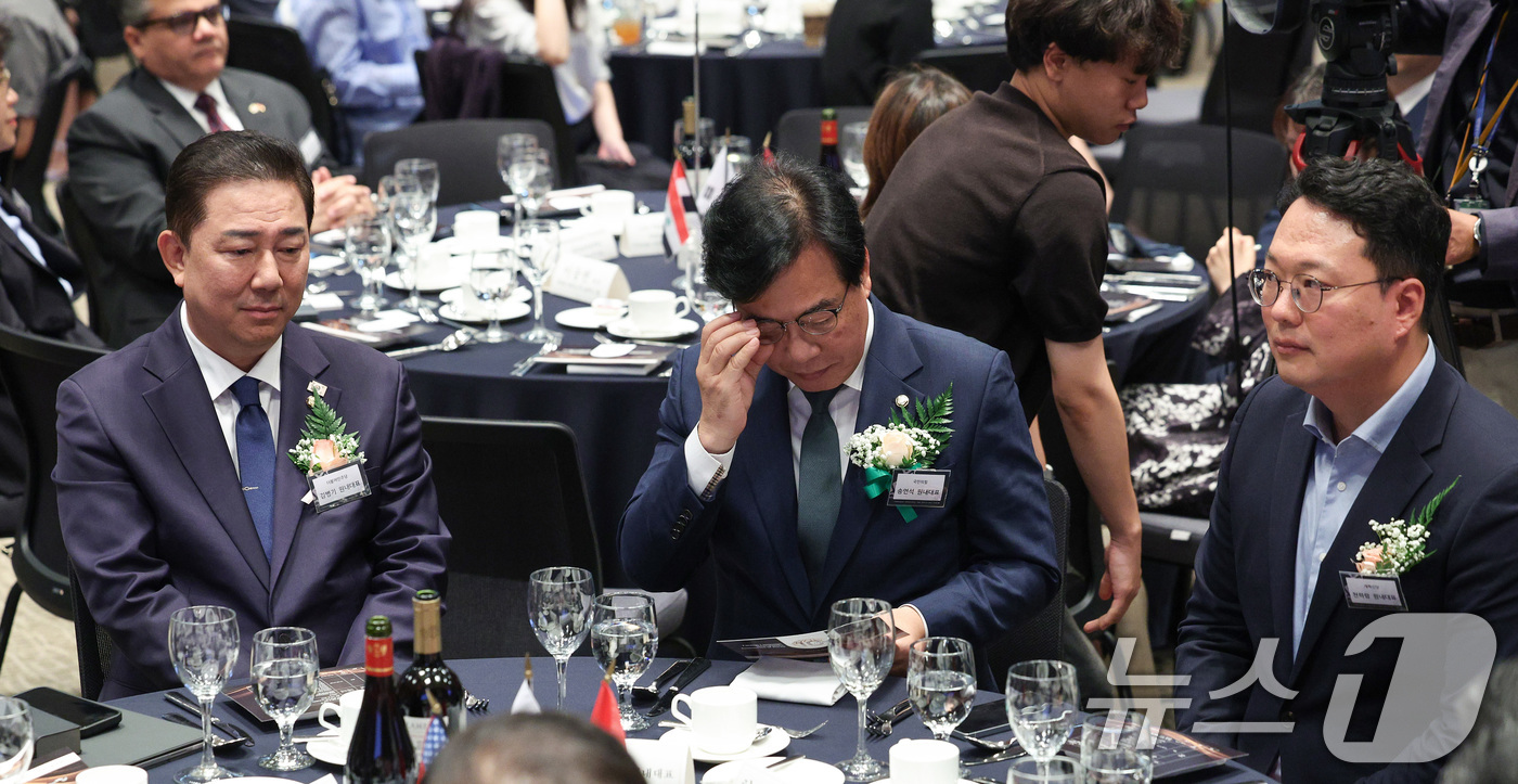 (서울=뉴스1) 신웅수 기자 = 김병기 더불어민주당 대표 직무대행 겸 원내대표(왼쪽부터)와 송언석 국민의힘 비상대책위원장 겸 원내대표, 천하람 개혁신당 당대표 권한대행 겸 원내대표 …