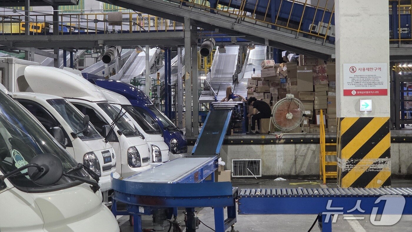 본문 이미지 - 9일 오전 서울 송파구 장지동 서울복합물류센터에서 작업을 마친 노동자가 누워 있다. 2025.7.9/ⓒ뉴스1 이정후 기자