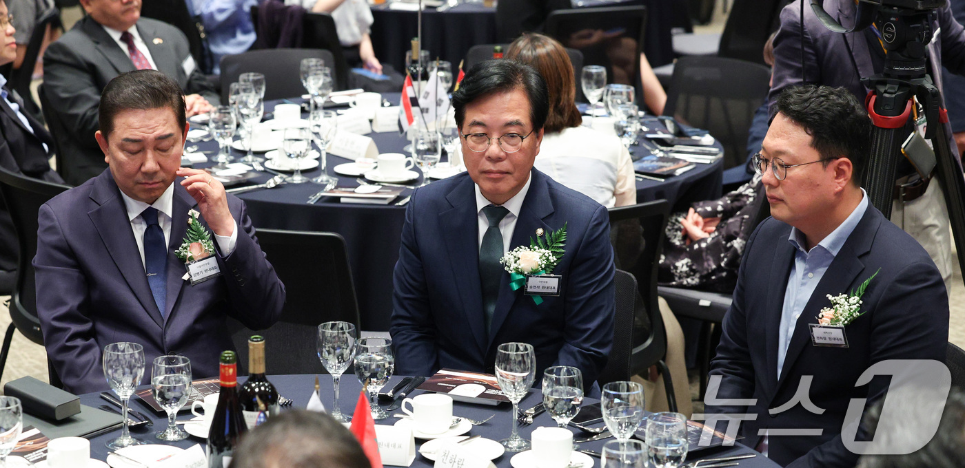 (서울=뉴스1) 신웅수 기자 = 김병기 더불어민주당 대표 직무대행 겸 원내대표(왼쪽부터)와 송언석 국민의힘 비상대책위원장 겸 원내대표, 천하람 개혁신당 당대표 권한대행 겸 원내대표 …