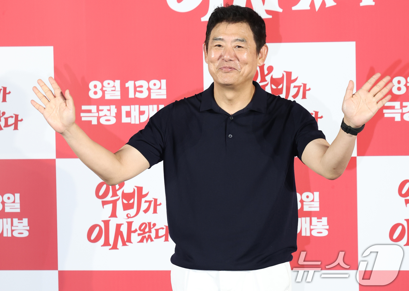 (서울=뉴스1) 권현진 기자 = 배우 성동일이 9일 서울 용산구 CGV용산아이파크몰에서 열린 영화 '악마가 이사왔다‘(감독 이상근) 제작보고회에 참석해 포즈를 취하고 있다.'악마가 …