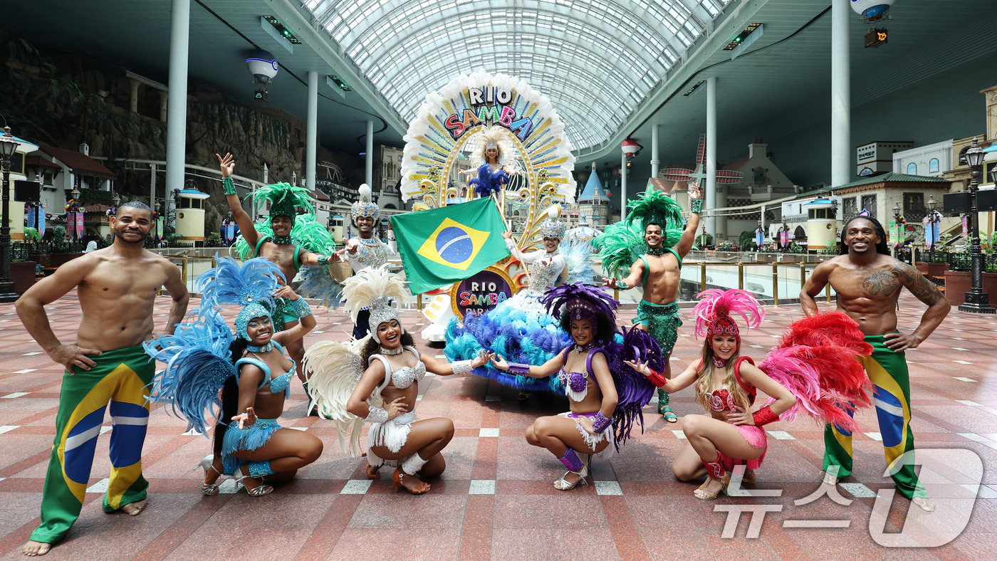 (서울=뉴스1) 박지혜 기자 = 9일 서울 송파구 롯데월드 어드벤처에서 연기자들이 '삼바 카니발 퍼레이드' 공연을 펼치고 있다.'삼바 카니발 퍼레이드'는 롯데월드 어드벤처 1층 퍼 …