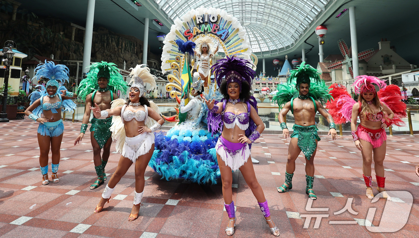 (서울=뉴스1) 박지혜 기자 = 9일 서울 송파구 롯데월드 어드벤처에서 연기자들이 '삼바 카니발 퍼레이드' 공연을 펼치고 있다.'삼바 카니발 퍼레이드'는 롯데월드 어드벤처 1층 퍼 …