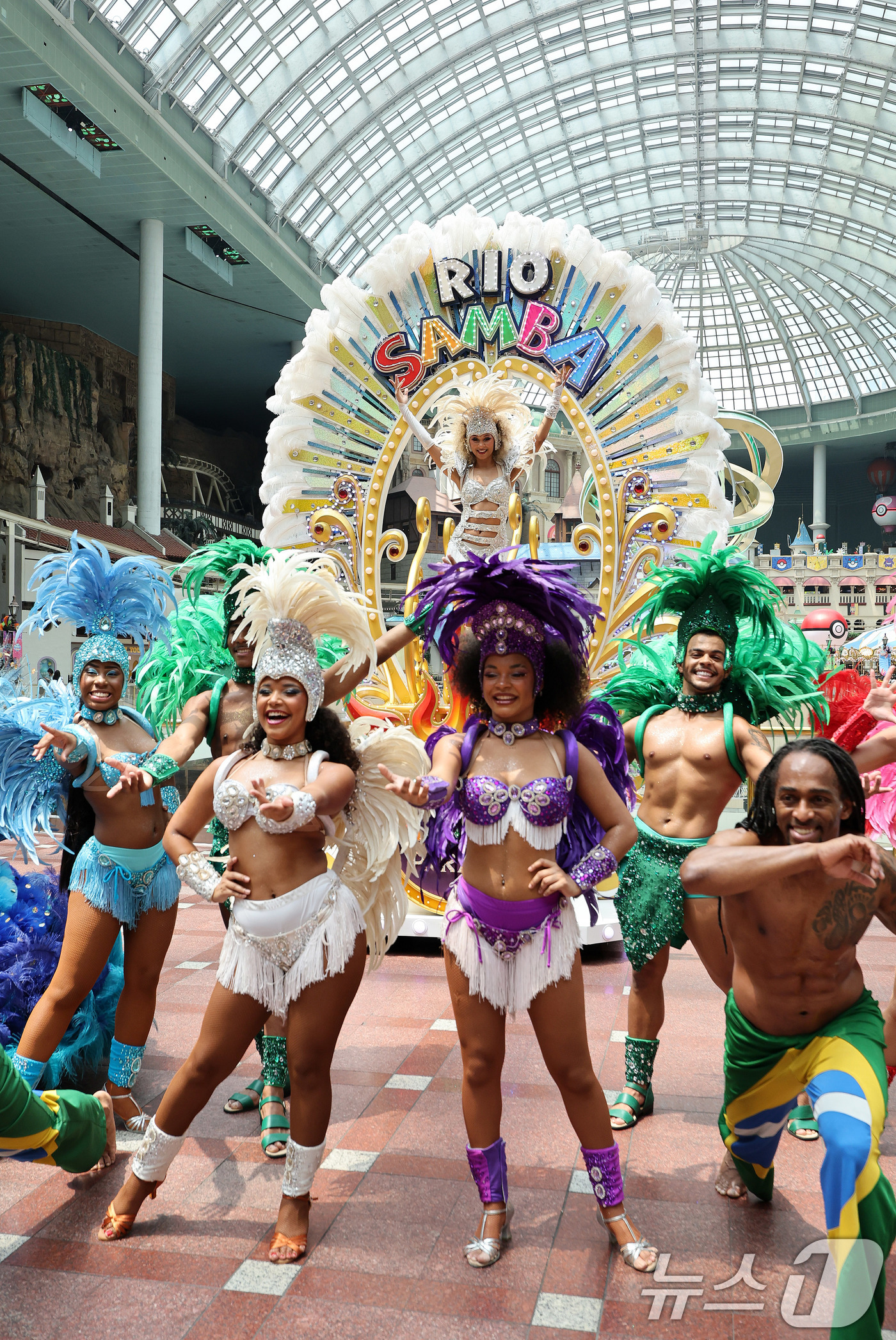 (서울=뉴스1) 박지혜 기자 = 9일 서울 송파구 롯데월드 어드벤처에서 연기자들이 '삼바 카니발 퍼레이드' 공연을 펼치고 있다.'삼바 카니발 퍼레이드'는 롯데월드 어드벤처 1층 퍼 …