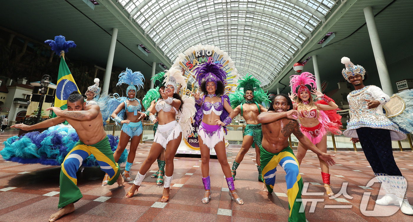 (서울=뉴스1) 박지혜 기자 = 9일 서울 송파구 롯데월드 어드벤처에서 연기자들이 '삼바 카니발 퍼레이드' 공연을 펼치고 있다.'삼바 카니발 퍼레이드'는 롯데월드 어드벤처 1층 퍼 …