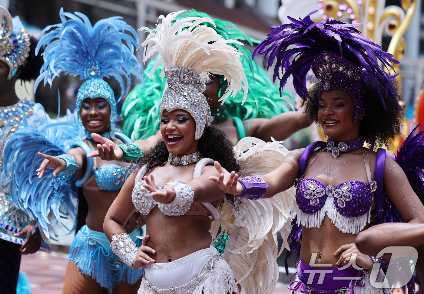 (서울=뉴스1) 박지혜 기자 = 9일 서울 송파구 롯데월드 어드벤처에서 연기자들이 '삼바 카니발 퍼레이드' 공연을 펼치고 있다.'삼바 카니발 퍼레이드'는 롯데월드 어드벤처 1층 퍼 …