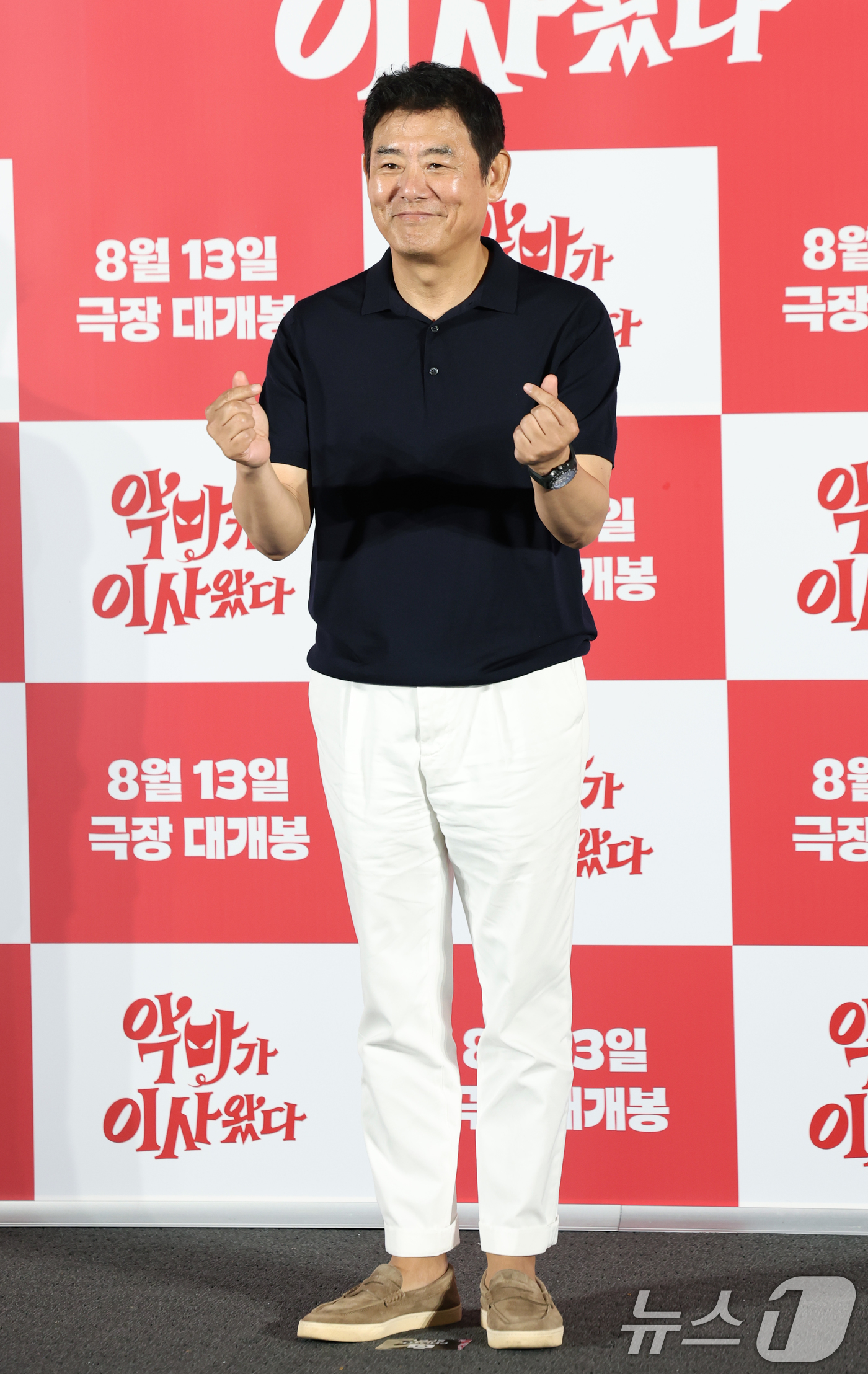 (서울=뉴스1) 권현진 기자 = 배우 성동일이 9일 서울 용산구 CGV용산아이파크몰에서 열린 영화 '악마가 이사왔다‘(감독 이상근) 제작보고회에 참석해 포즈를 취하고 있다.'악마가 …