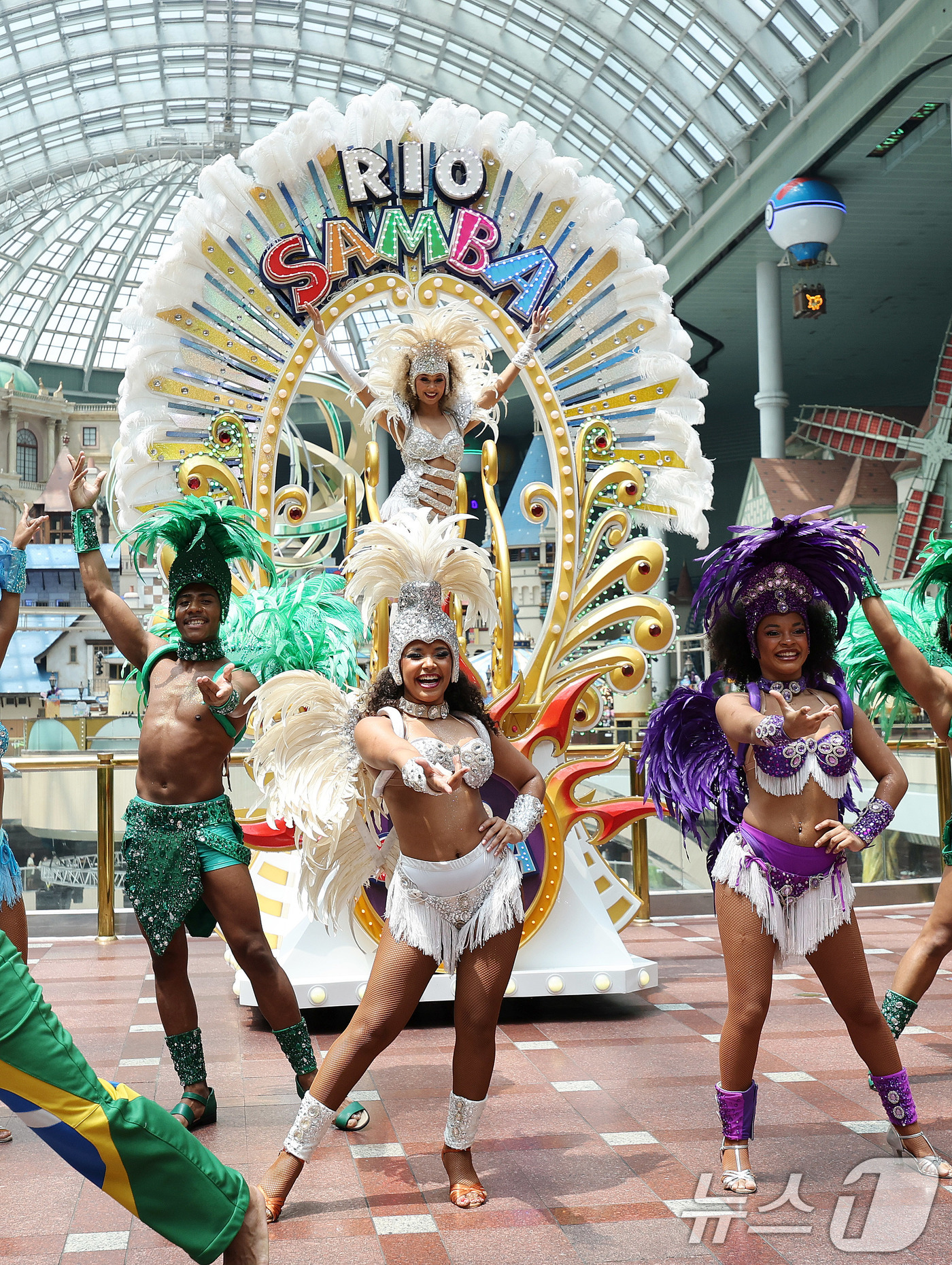 (서울=뉴스1) 박지혜 기자 = 9일 서울 송파구 롯데월드 어드벤처에서 연기자들이 '삼바 카니발 퍼레이드' 공연을 펼치고 있다.'삼바 카니발 퍼레이드'는 롯데월드 어드벤처 1층 퍼 …