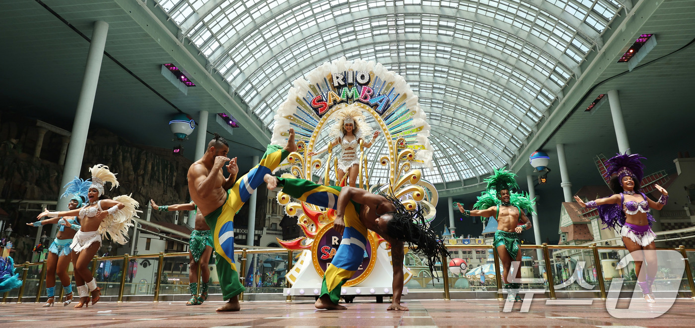 (서울=뉴스1) 박지혜 기자 = 9일 서울 송파구 롯데월드 어드벤처에서 연기자들이 '삼바 카니발 퍼레이드' 공연을 펼치고 있다.'삼바 카니발 퍼레이드'는 롯데월드 어드벤처 1층 퍼 …