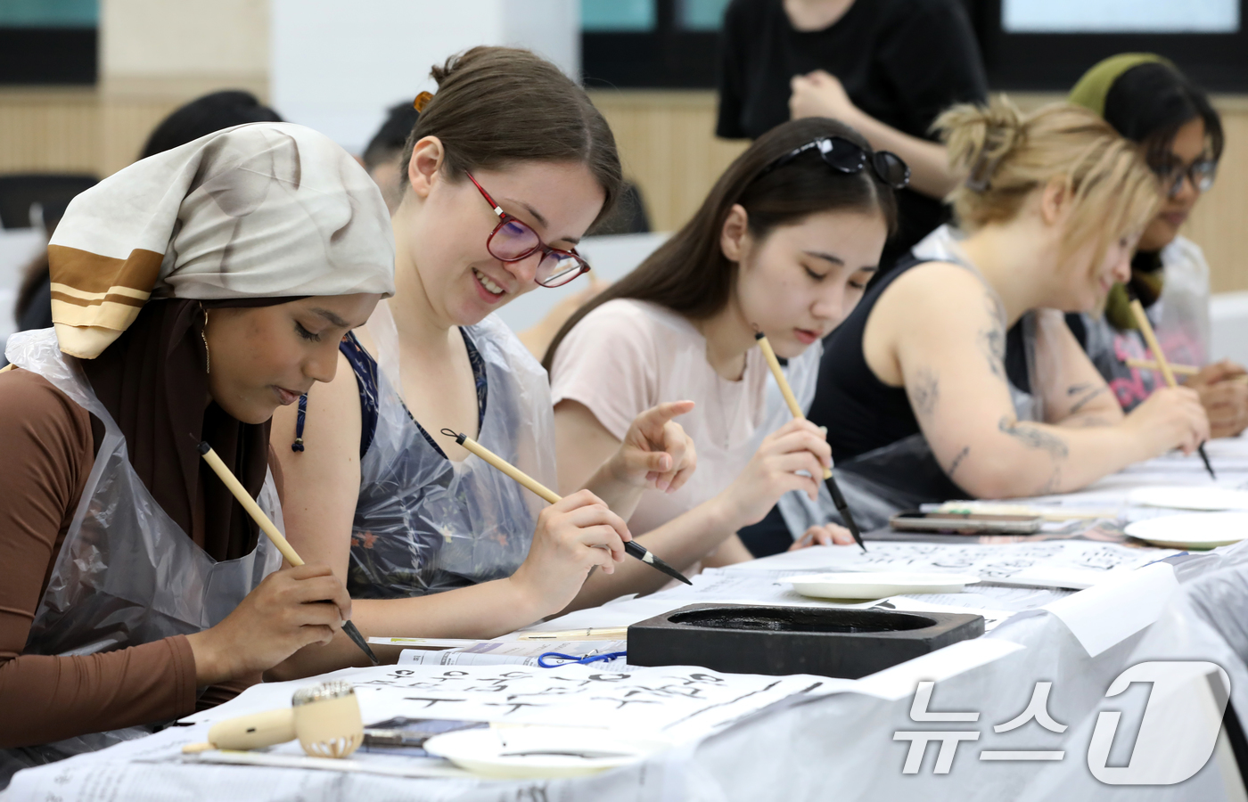 (부산=뉴스1) 윤일지 기자 = 홍콩·네덜란드·영국 등 유명 대학에서 선발된 외국인 학생들이 9일 부산 금정구 부산대학교 인덕관에서 열린 '2025 부산대학교 서머 스쿨'에서 한국 …