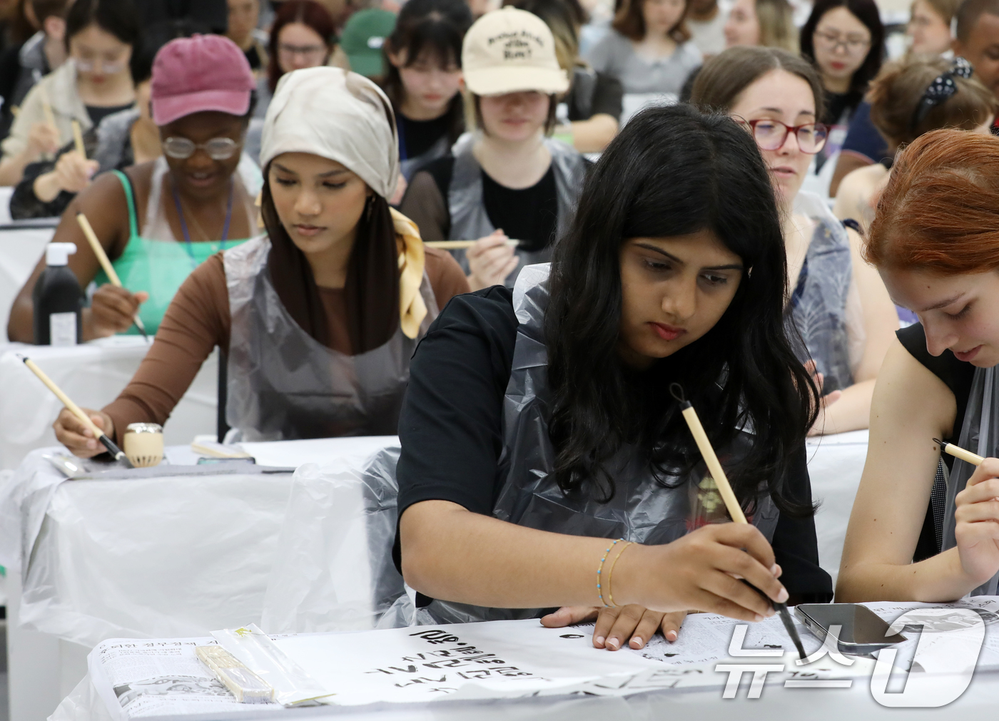 (부산=뉴스1) 윤일지 기자 = 홍콩·네덜란드·영국 등 유명 대학에서 선발된 외국인 학생들이 9일 부산 금정구 부산대학교 인덕관에서 열린 '2025 부산대학교 서머 스쿨'에서 한국 …