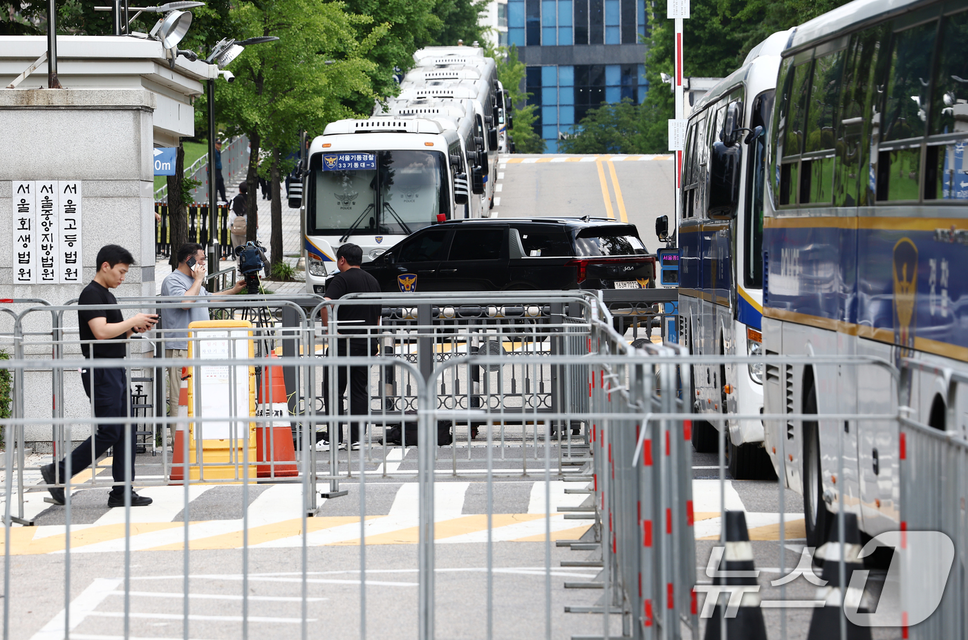 (서울=뉴스1) 김민지 기자 = 12·3 비상계엄과 관련해 특검의 수사를 받는 윤석열 전 대통령의 두 번째 영장실질심사를 앞둔 9일 서울 서초구 중앙지법 인근에 경찰 기동대 버스가 …