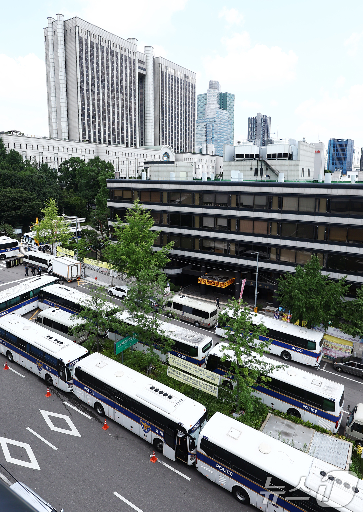 (서울=뉴스1) 김민지 기자 = 12·3 비상계엄과 관련해 특검의 수사를 받는 윤석열 전 대통령의 두 번째 영장실질심사를 앞둔 9일 서울 서초구 중앙지법 인근에 경찰 기동대 버스가 …