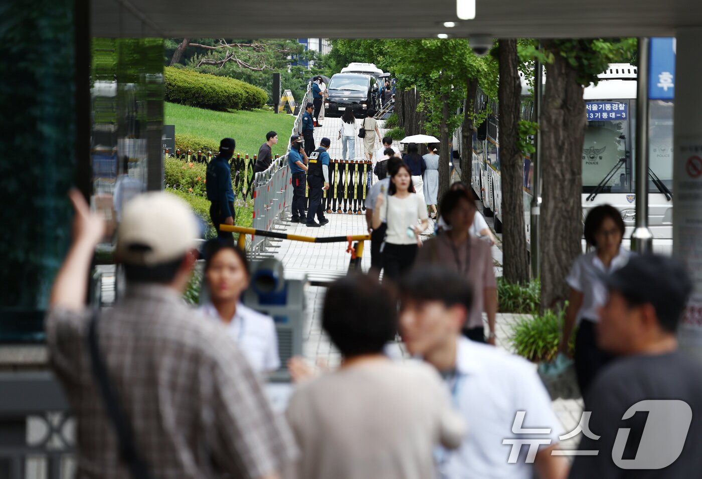본문 이미지 - 12·3 비상계엄과 관련해 특검의 수사를 받는 윤석열 전 대통령의 두 번째 영장실질심사를 앞둔 9일 서울 서초구 중앙지법에서 경찰들이 경계 근무를 서고 있다. 2025.7.9/뉴스1 ⓒ News1 김민지 기자