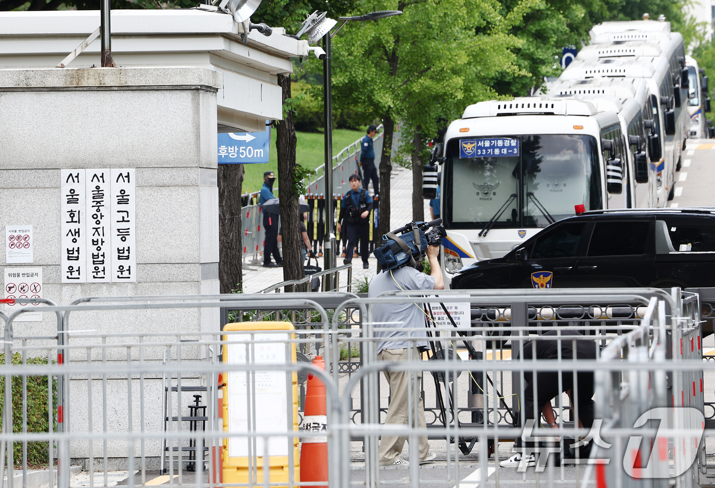 (서울=뉴스1) 김민지 기자 = 12·3 비상계엄과 관련해 특검의 수사를 받는 윤석열 전 대통령의 두 번째 영장실질심사를 앞둔 9일 서울 서초구 중앙지법 인근에 경찰 기동대 버스가 …