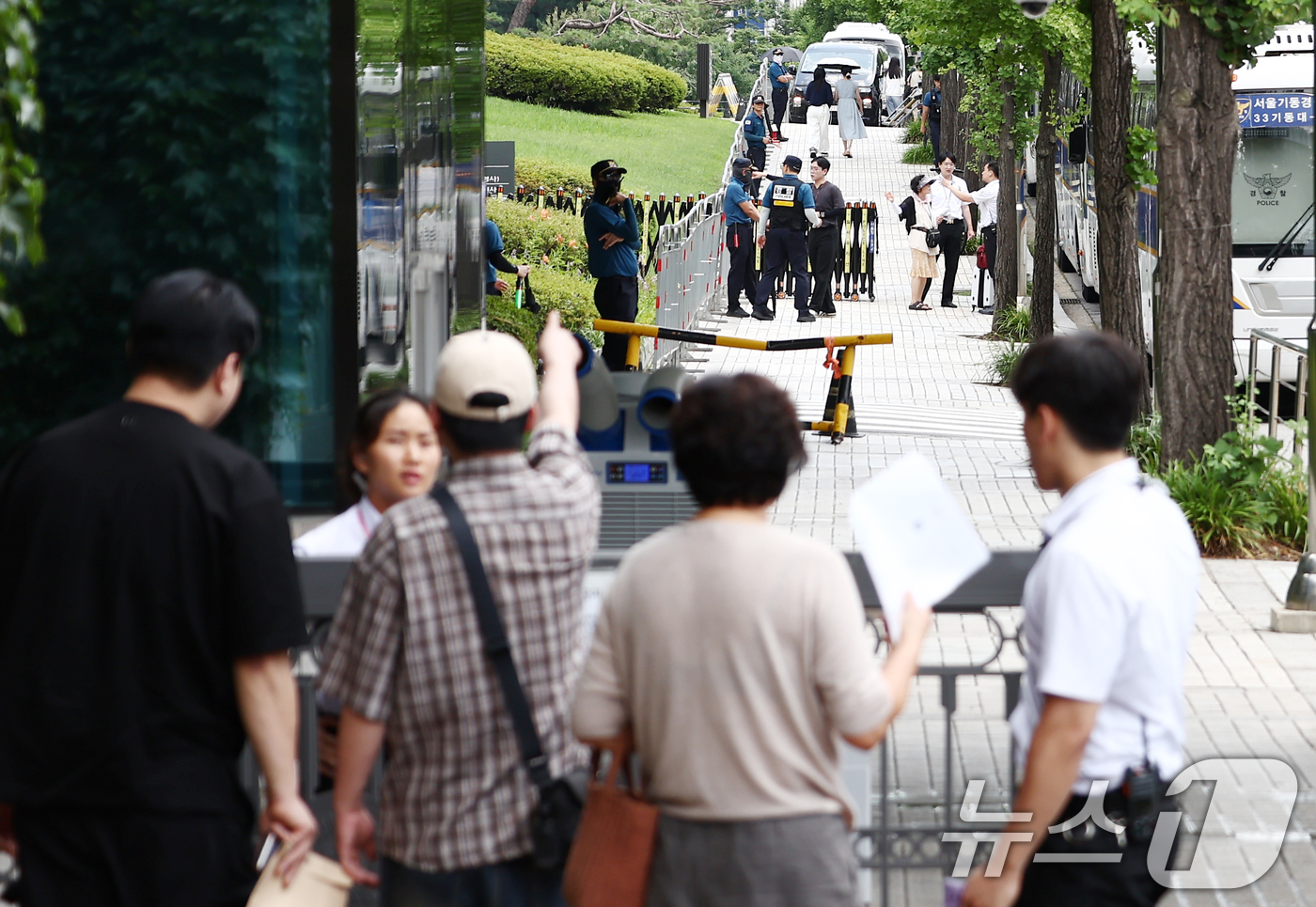(서울=뉴스1) 김민지 기자 = 12·3 비상계엄과 관련해 특검의 수사를 받는 윤석열 전 대통령의 두 번째 영장실질심사를 앞둔 9일 서울 서초구 중앙지법에서 직원들이 보안 검사를 …