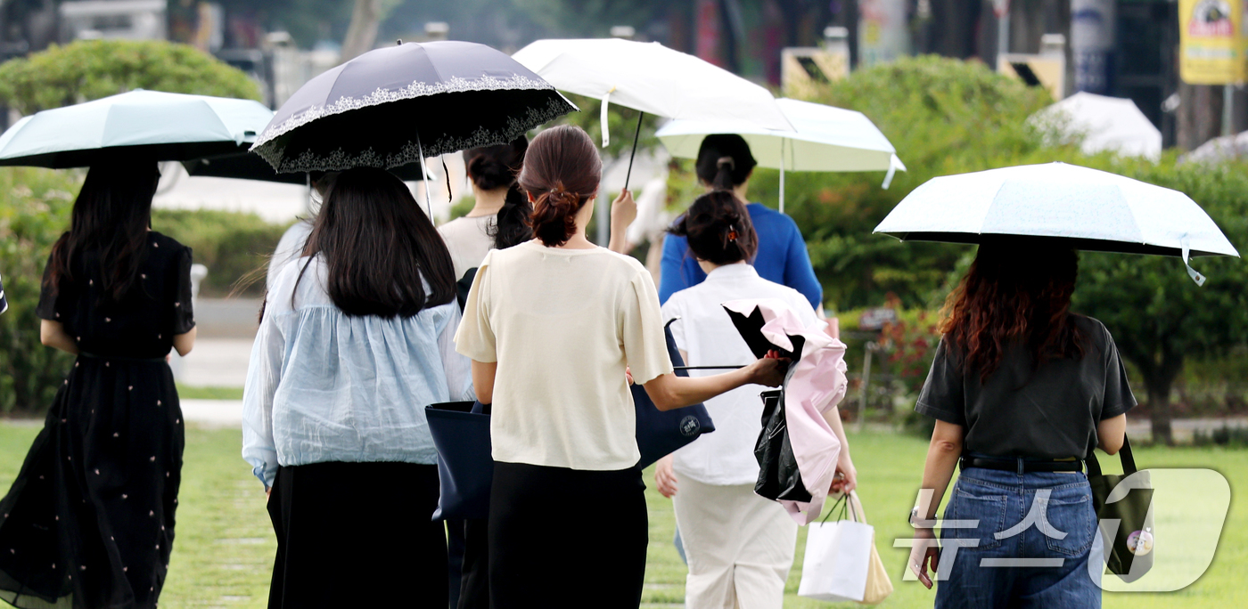 (전주=뉴스1) 유경석 기자 = 연일 무더운 날씨가 지속되고 있는 9일 전북 전주시 전북특별자치도청 앞에서 시민들이 양산을 펼쳐 들고 따가운 햇빛을 막으며 이동하고 있다. 2025 …