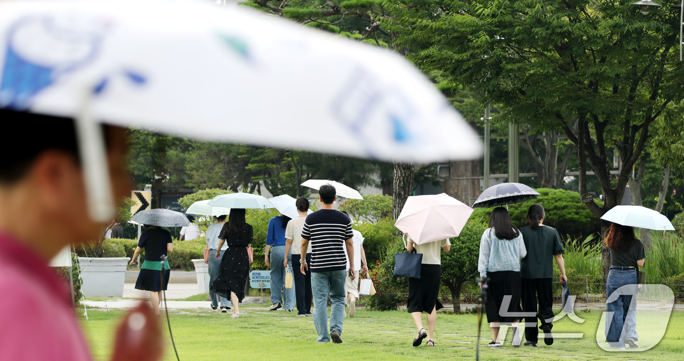(전주=뉴스1) 유경석 기자 = 연일 무더운 날씨가 지속되고 있는 9일 전북 전주시 전북특별자치도청 앞에서 시민들이 양산을 펼쳐 들고 따가운 햇빛을 막으며 이동하고 있다. 2025 …
