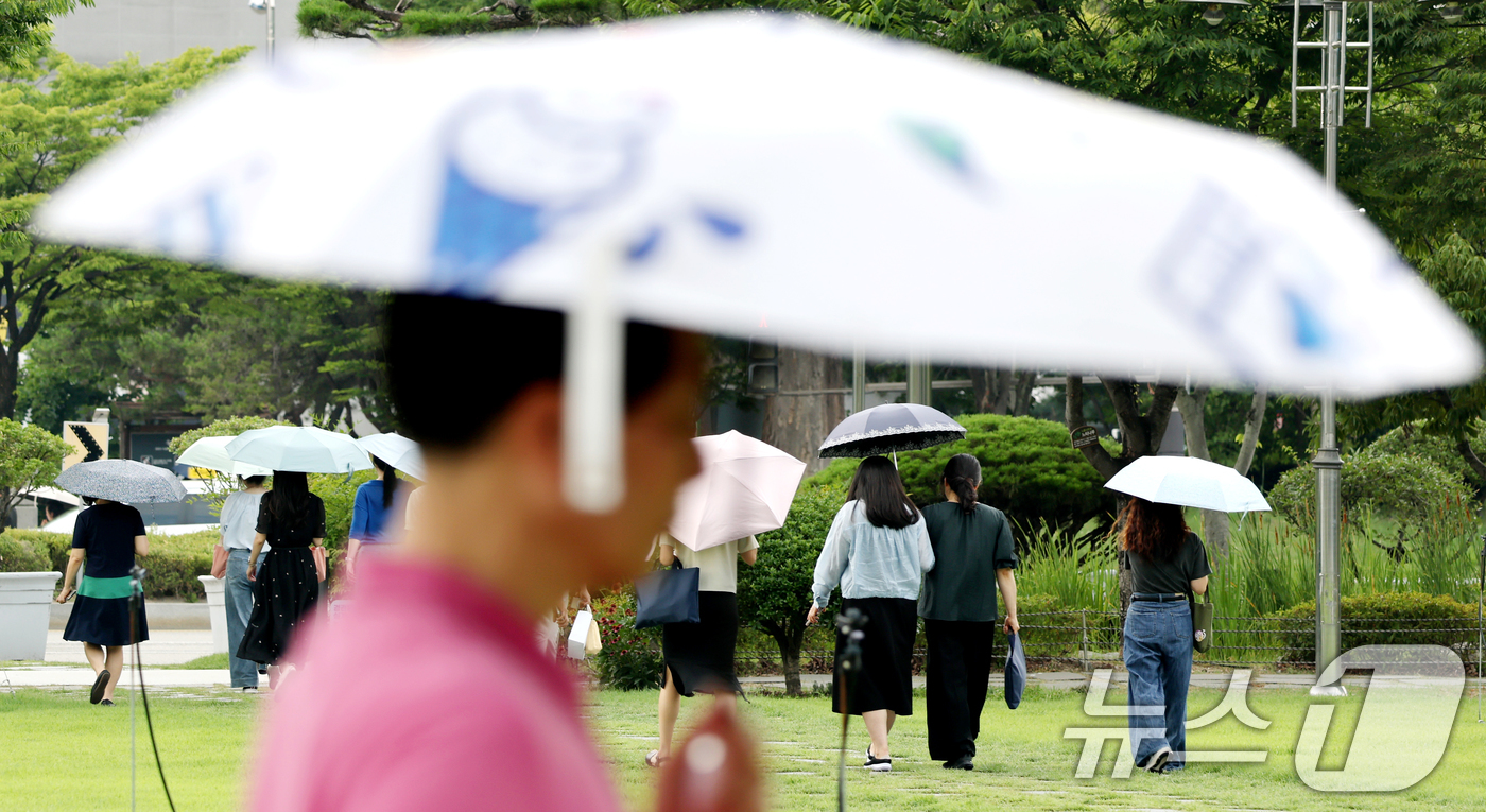 (전주=뉴스1) 유경석 기자 = 연일 무더운 날씨가 지속되고 있는 9일 전북 전주시 전북특별자치도청 앞에서 시민들이 양산을 펼쳐 들고 따가운 햇빛을 막으며 이동하고 있다. 2025 …