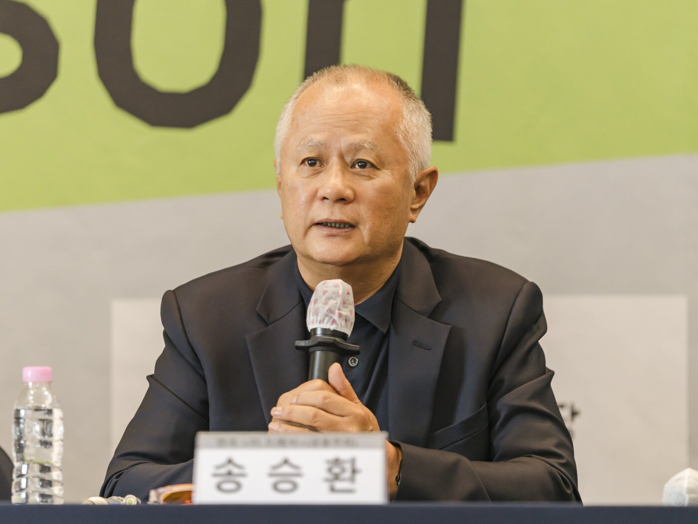 본문 이미지 - 오는 12월 연극 '더 드레서'에 출연하는 배우 송승환.(국립극장 제공)