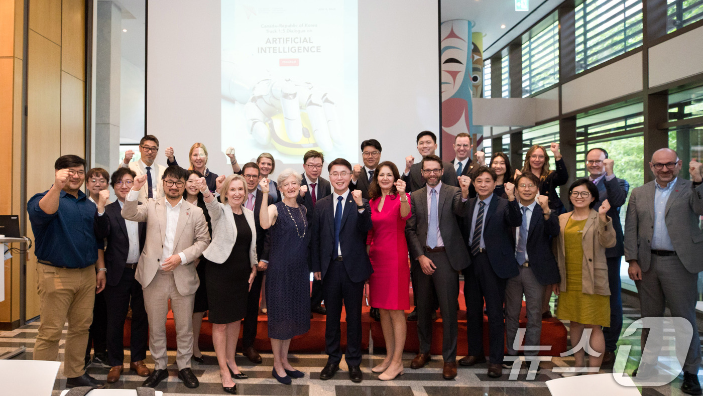 (서울=뉴스1) = 류제명 과학기술정보통신부 제2차관이 9일 서울 중구 주한캐나다대사관에서 열린 '제1차 한-캐나다 1.5트랙 첨단기술 대화, 인공지능(AI)'에서 참석자들과 함께 …