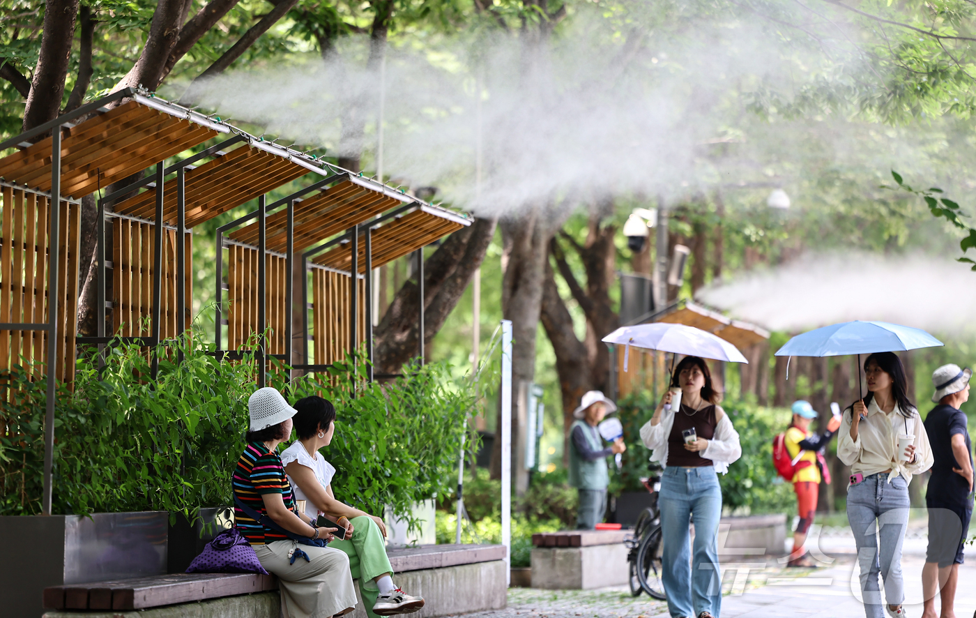 (서울=뉴스1) 김도우 기자 = 폭염이 이어지고 있는 9일 서울 성동구 서울숲에서 시민들이 쿨링포그 아래 휴식을 취하고 있다. 2025.7.9/뉴스1