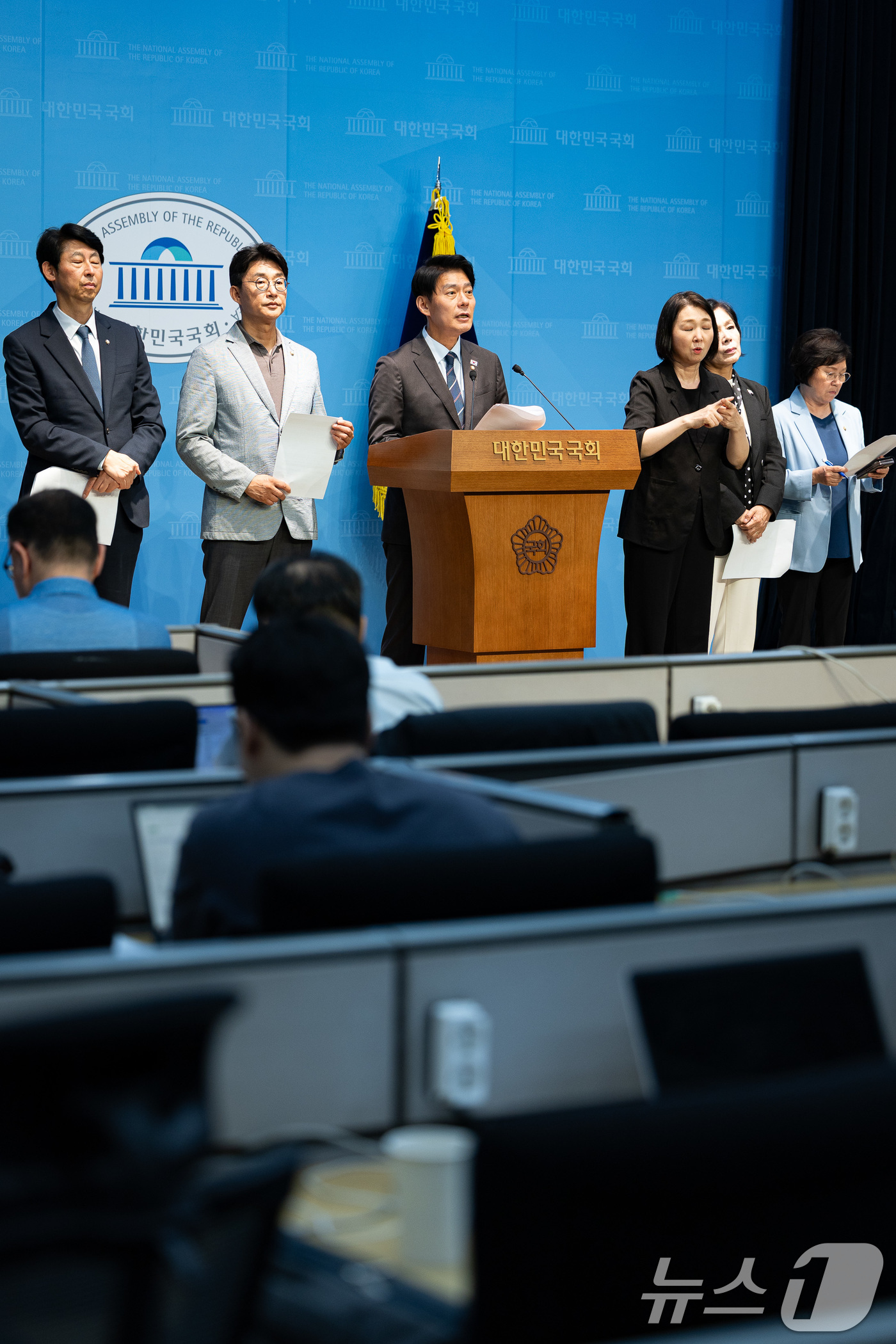 (서울=뉴스1) 유승관 기자 = 국회 과학기술정보방송통신위원회 소속 더불어민주당 한민수 의원이 9일 서울 여의도 국회 소통관에서 이진숙 방송통신위원장 국가공무원법·공직선거법 위반 …