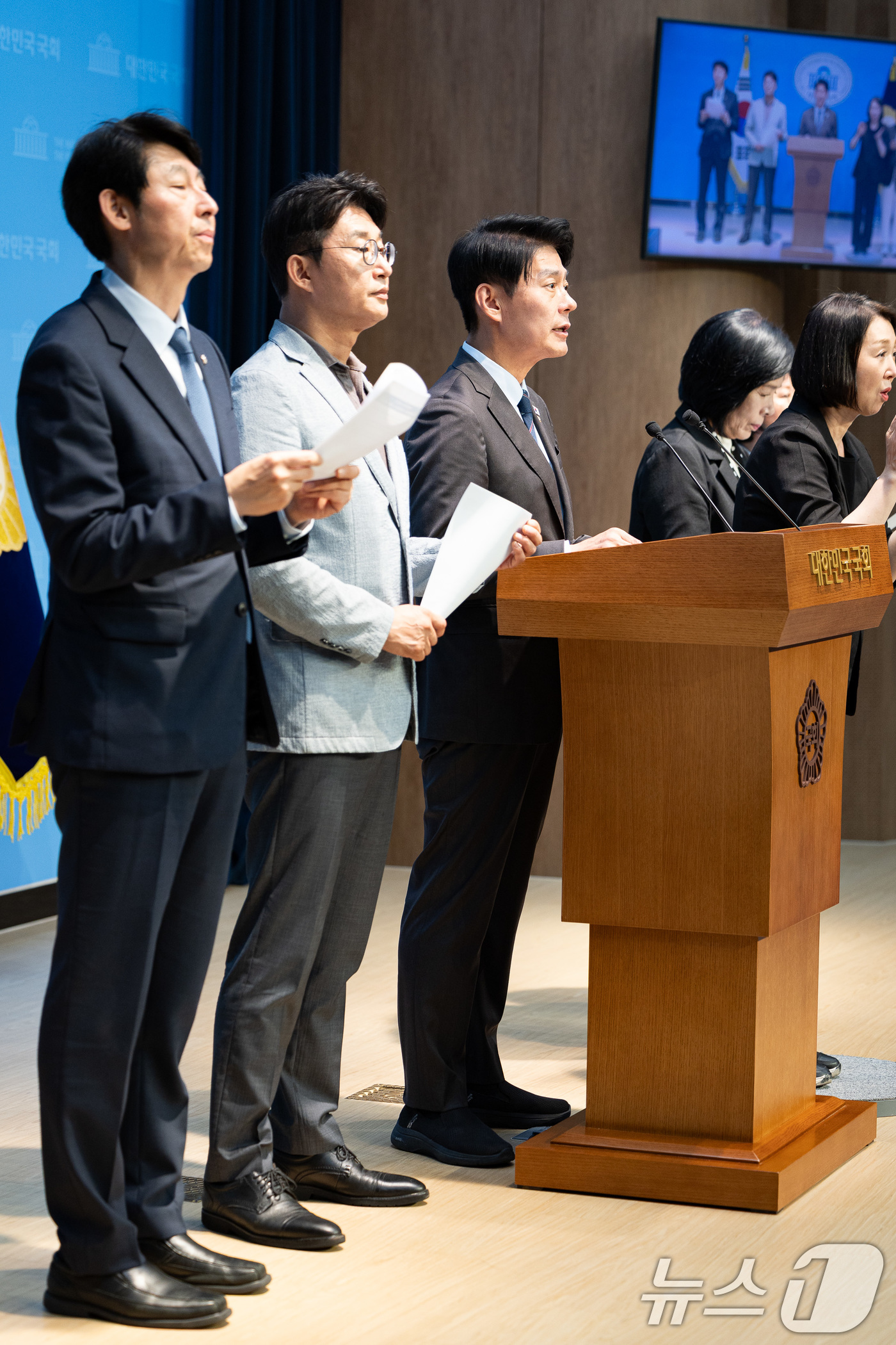 (서울=뉴스1) 유승관 기자 = 국회 과학기술정보방송통신위원회 소속 더불어민주당 한민수 의원이 9일 서울 여의도 국회 소통관에서 이진숙 방송통신위원장 국가공무원법·공직선거법 위반 …