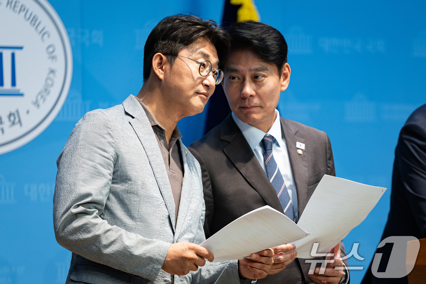 (서울=뉴스1) 유승관 기자 = 국회 과학기술정보방송통신위원회 소속 더불어민주당 노종면(왼쪽), 한민수 의원이 9일 서울 여의도 국회 소통관에서 열린 이진숙 방송통신위원장 국가공무 …