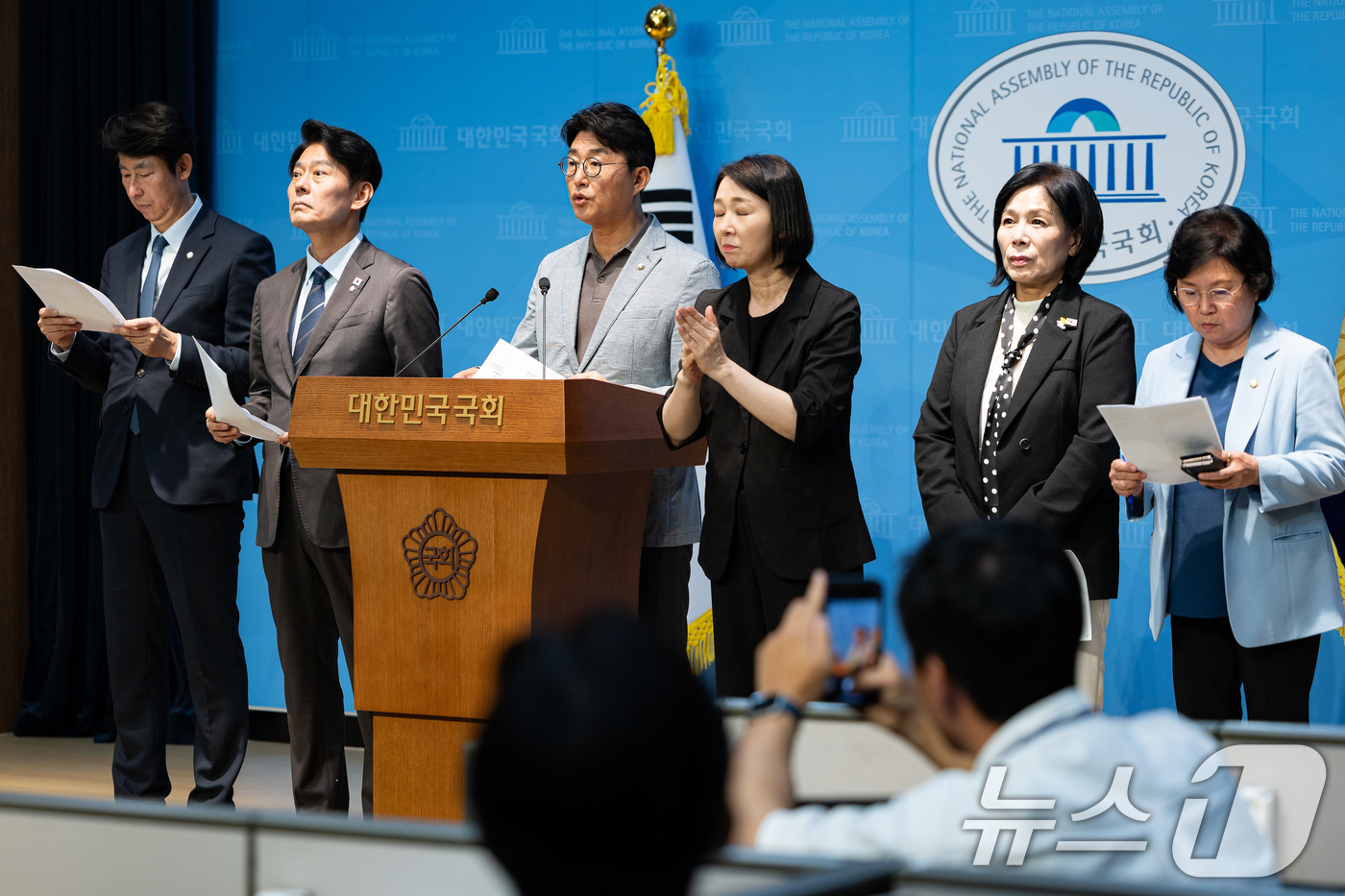 (서울=뉴스1) 유승관 기자 = 국회 과학기술정보방송통신위원회 소속 더불어민주당 의원들이 9일 서울 여의도 국회 소통관에서 이진숙 방송통신위원장 국가공무원법·공직선거법 위반 고발 …