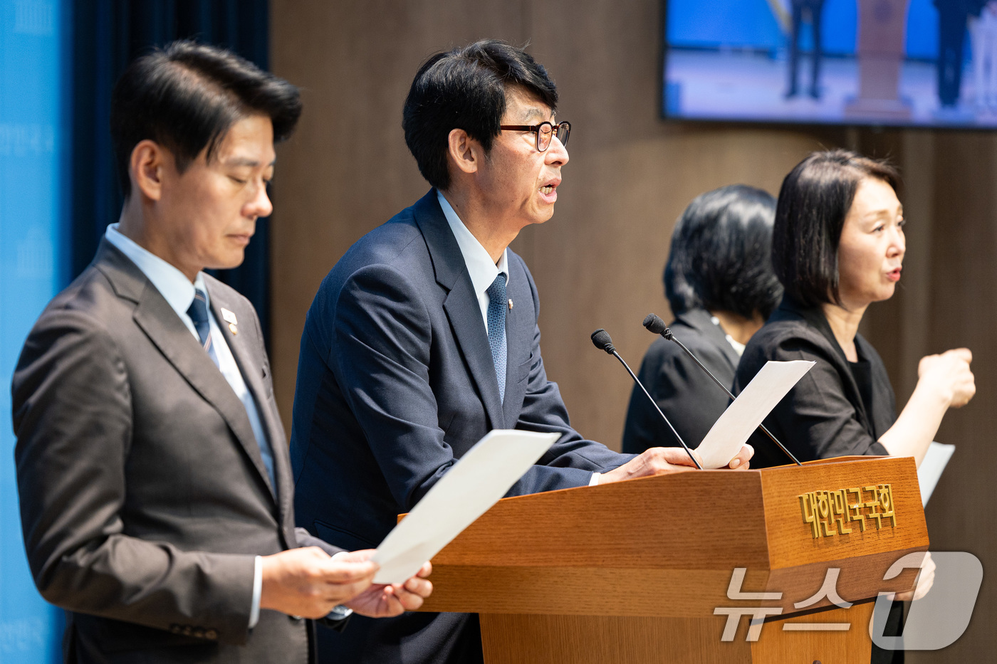 (서울=뉴스1) 유승관 기자 = 국회 과학기술정보방송통신위원회 소속 더불어민주당 이훈기 의원이 9일 서울 여의도 국회 소통관에서 이진숙 방송통신위원장 국가공무원법·공직선거법 위반 …