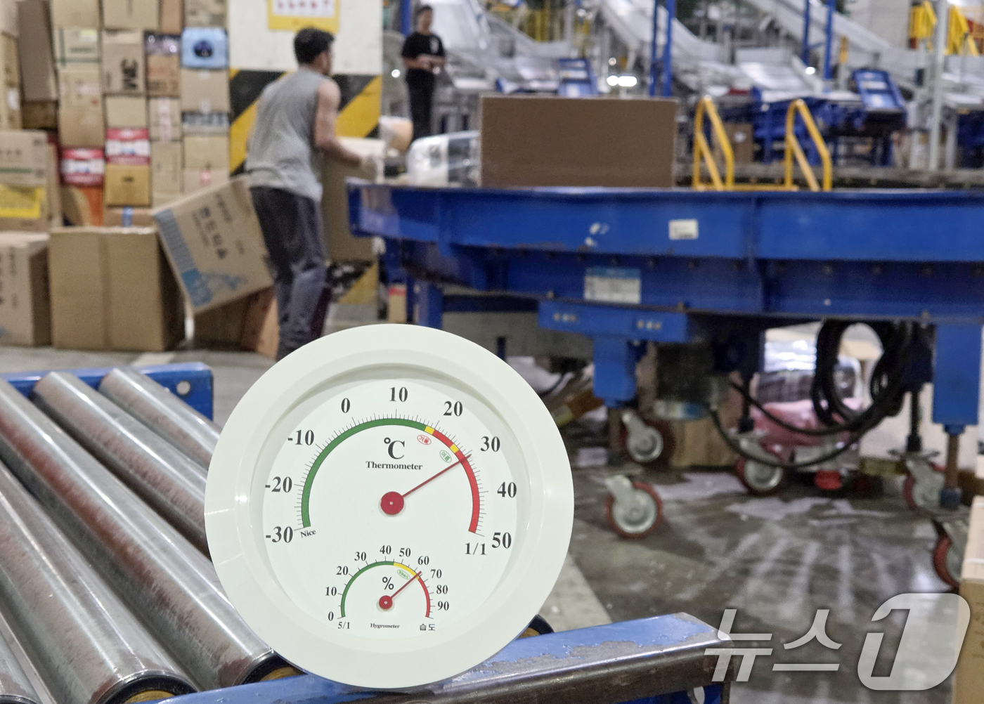 (서울=뉴스1) 이정후 기자 = 연일 기록적인 폭염이 이어지고 있는 9일 오전 서울 송파구 장지동 서울복합물류센터 내부 온도가 31도를 가리키고 있다.  2025.7.9/뉴스1