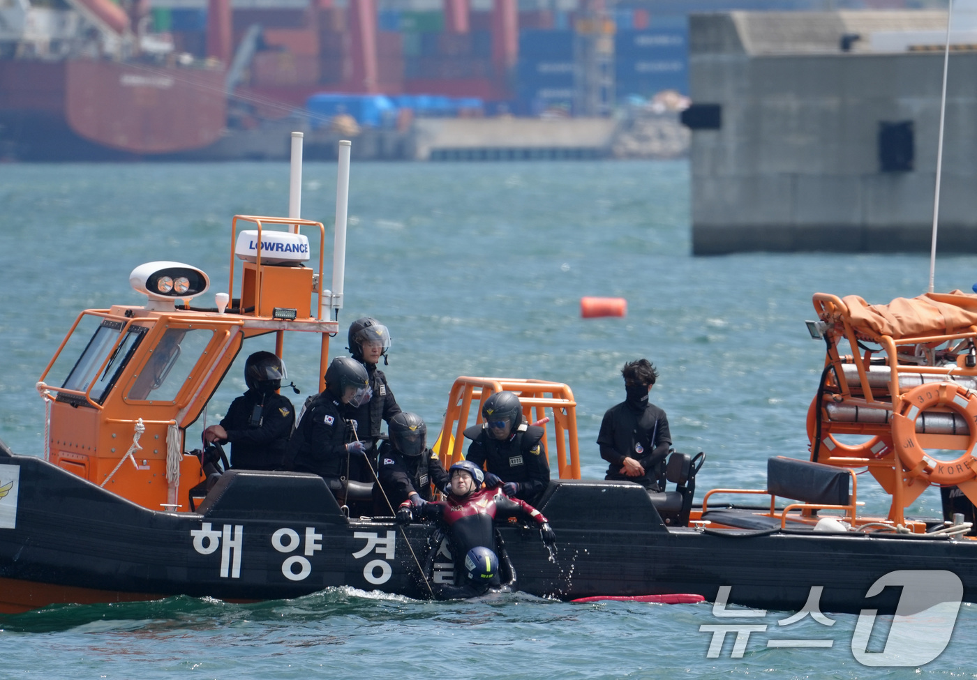 (부산=뉴스1) 윤일지 기자 = 9일 부산 영도구 부산해경 전용부두 앞 해상에서 열린 '제8회 고속단정 운용역량 경연대회'에서 해경 대원들이 고속단정을 이용해 익수자를 구조하고 있 …