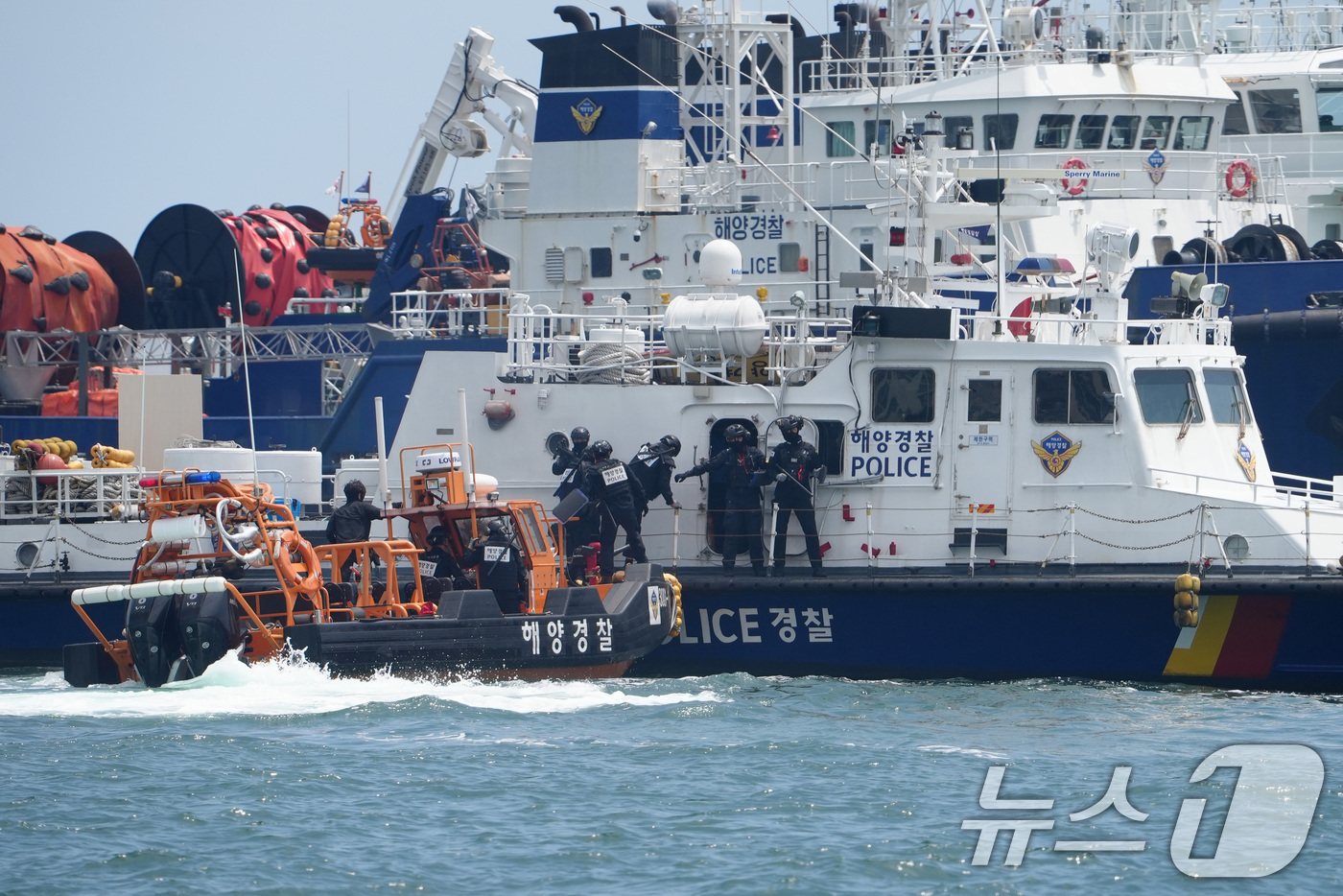 (부산=뉴스1) 윤일지 기자 = 9일 부산 영도구 부산해경 전용부두 앞 해상에서 열린 '제8회 고속단정 운용역량 경연대회'에서 해경 대원들이 불법선박에 대한 해상검문·검색을 하고 …