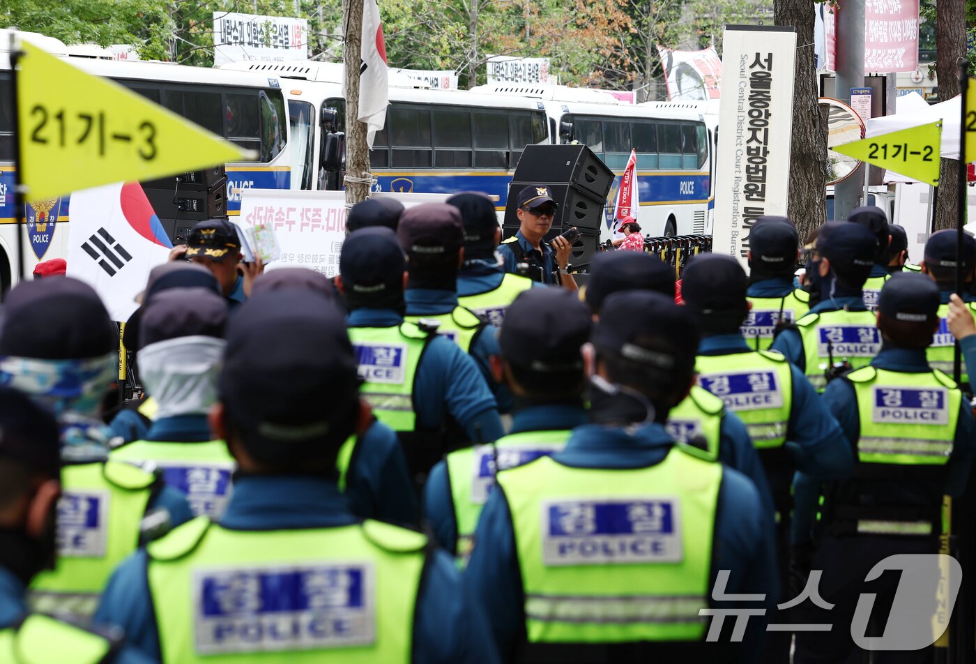 본문 이미지 - 12·3 비상계엄과 관련해 특검의 수사를 받는 윤석열 전 대통령의 두 번째 영장실질심사를 앞둔 9일 서울 서초구 중앙지법 인근에서 경찰들이 경계 근무를 서고 있다. 2025.7.9/뉴스1 ⓒ News1 김민지 기자