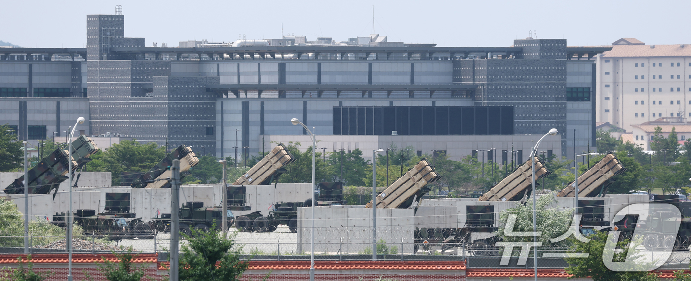 (평택=뉴스1) 김영운 기자 = 도널드 트럼프 미국 대통령이 8일(현지시간) 한국이 자국의 방위비를 스스로 부담해야 한다고 말했다.트럼프 대통령의 이번 발언은 8월 1일까지 유예기 …