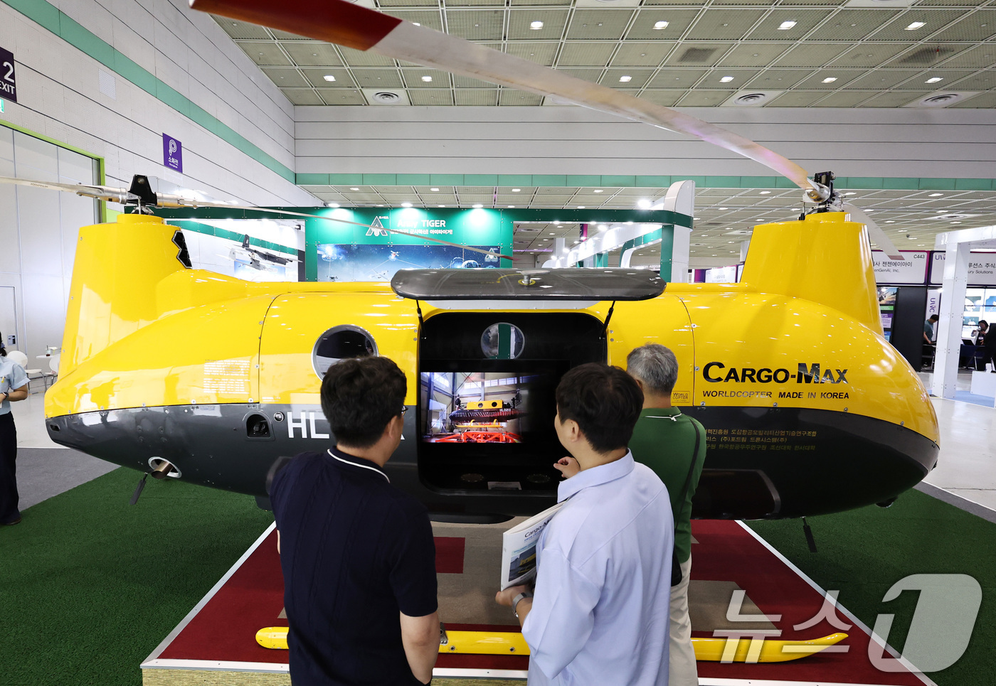 (서울=뉴스1) 구윤성 기자 = 9일 서울 강남구 코엑스에서 열린 '2025 무인이동체산업엑스포(UWC 2025)'에서 관람객들이 수송용 무인 헬리콥터를 살펴보고 있다. 2025. …