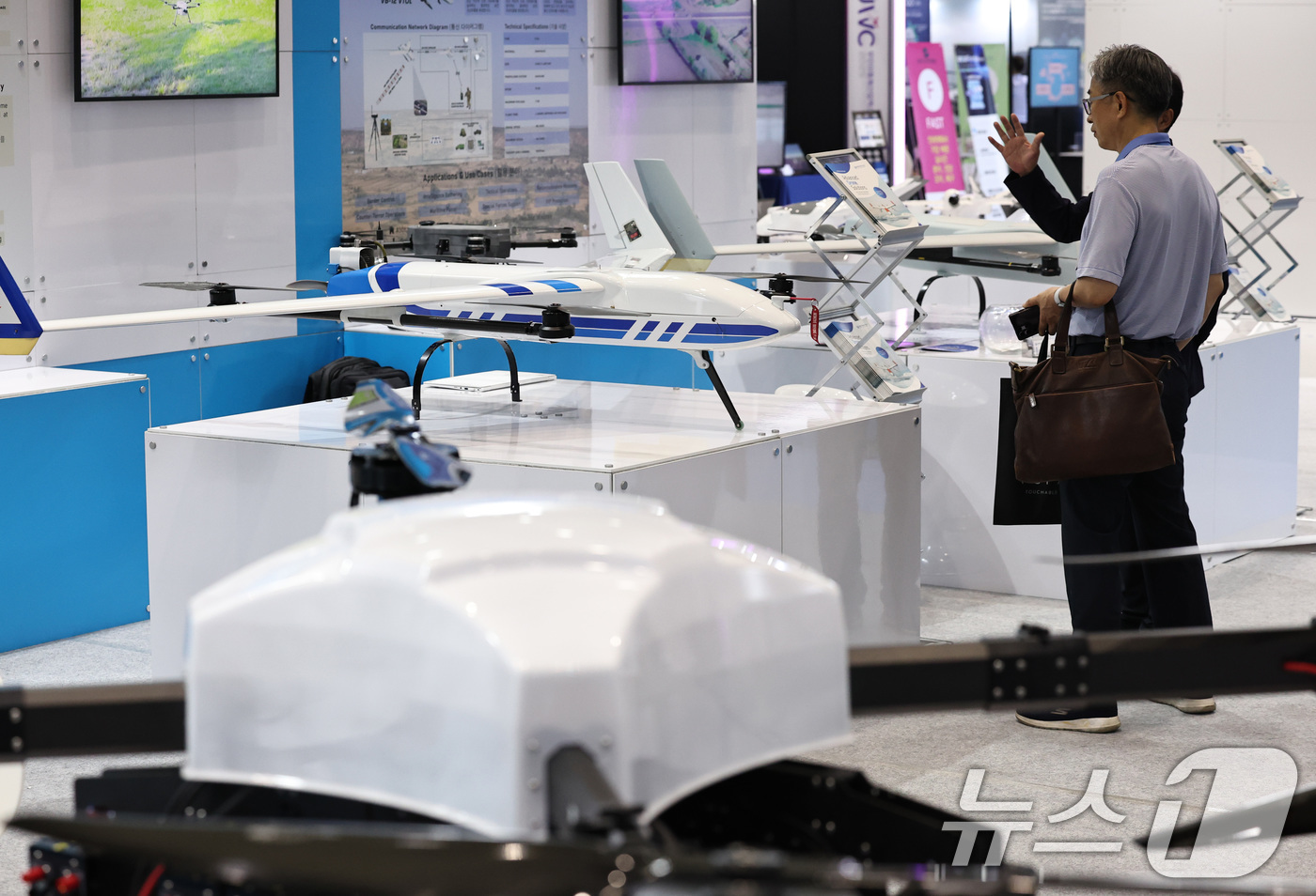 (서울=뉴스1) 구윤성 기자 = 9일 서울 강남구 코엑스에서 열린 '2025 무인이동체산업엑스포(UWC 2025)'에서 관람객들이 무인 비행체를 살펴보고 있다. 2025.7.9/뉴 …