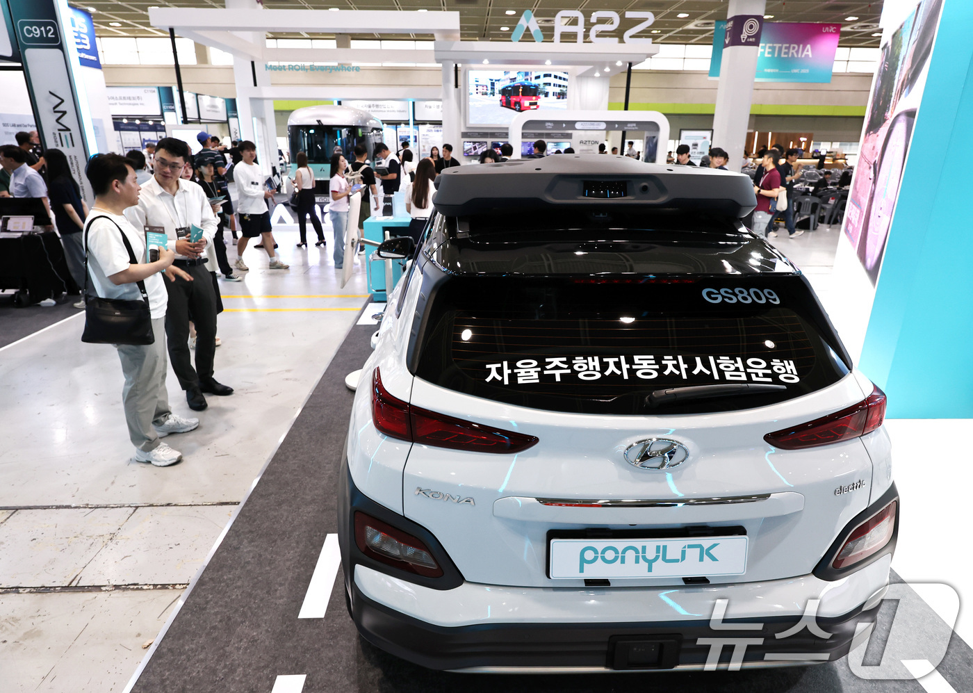 (서울=뉴스1) 구윤성 기자 = 9일 서울 강남구 코엑스에서 열린 '2025 자율주행모빌리티산업전(AME 2025)'에서 관람객들이 자율주행차를 살펴보고 있다. 2025.7.9/뉴 …