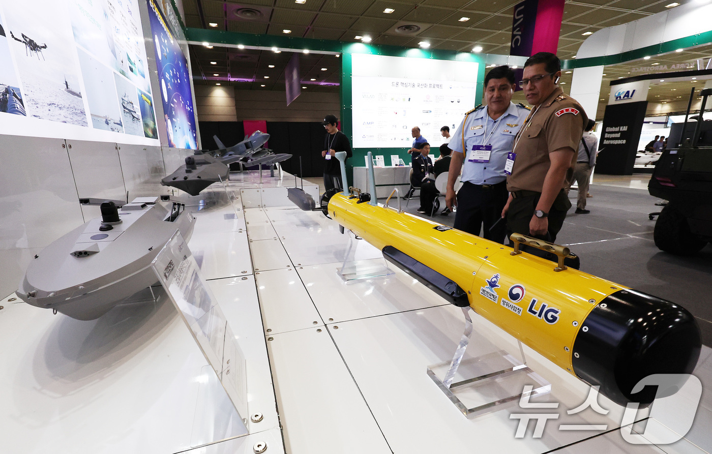 (서울=뉴스1) 구윤성 기자 = 9일 서울 강남구 코엑스에서 열린 '2025 무인이동체산업엑스포(UWC 2025)'에서 외국인 관람객들이 해군 첨단 무기체계를 살펴보고 있다. 20 …