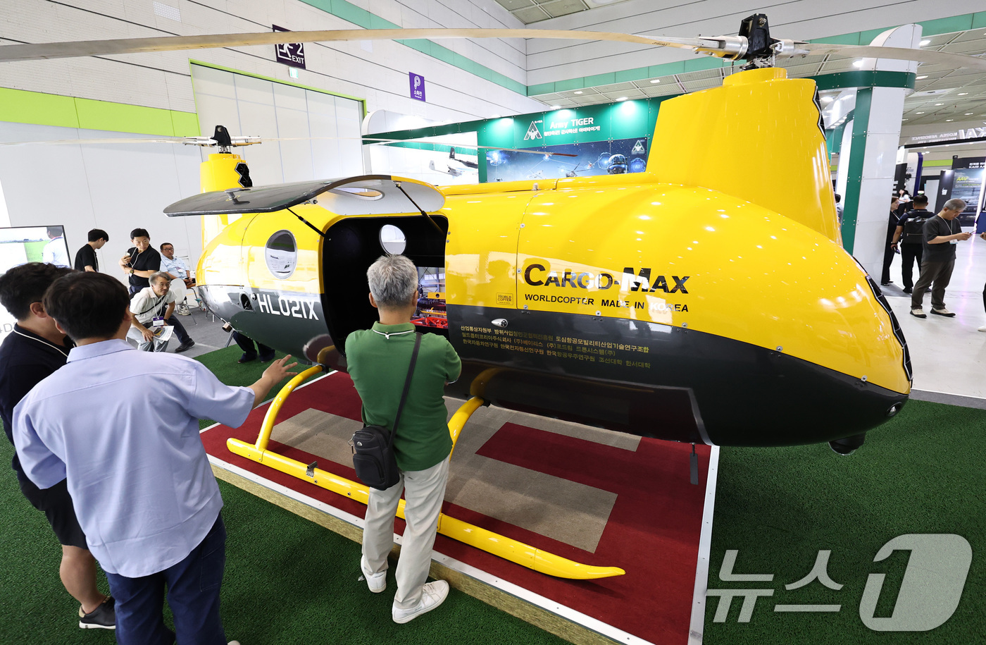 (서울=뉴스1) 구윤성 기자 = 9일 서울 강남구 코엑스에서 열린 '2025 무인이동체산업엑스포(UWC 2025)'에서 관람객들이 수송용 무인 헬리콥터를 살펴보고 있다. 2025. …