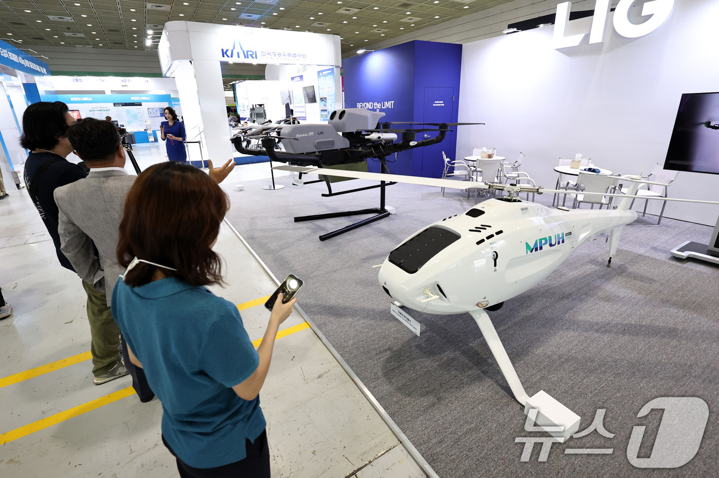 (서울=뉴스1) 구윤성 기자 = 9일 서울 강남구 코엑스에서 열린 '2025 무인이동체산업엑스포(UWC 2025)'에서 관람객들이 무인 비행체를 살펴보고 있다. 2025.7.9/뉴 …