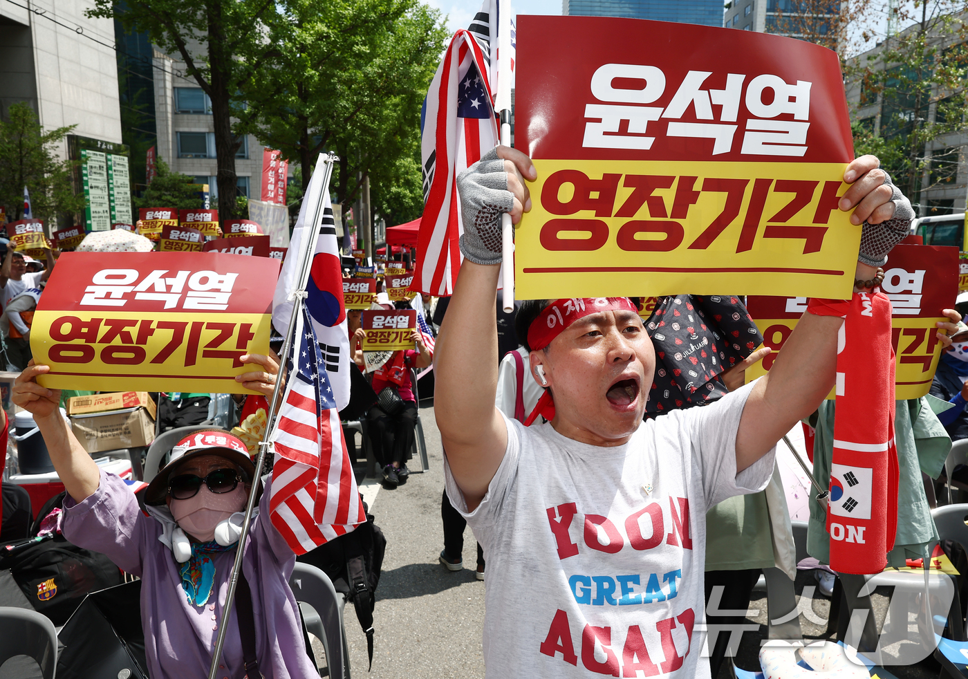 (서울=뉴스1) 김민지 기자 = 12·3 비상계엄과 관련해 특검의 수사를 받는 윤석열 전 대통령의 두 번째 영장실질심사 날인  9일 서울 서초구 중앙지법 인근에서 열린 윤 전 대통 …