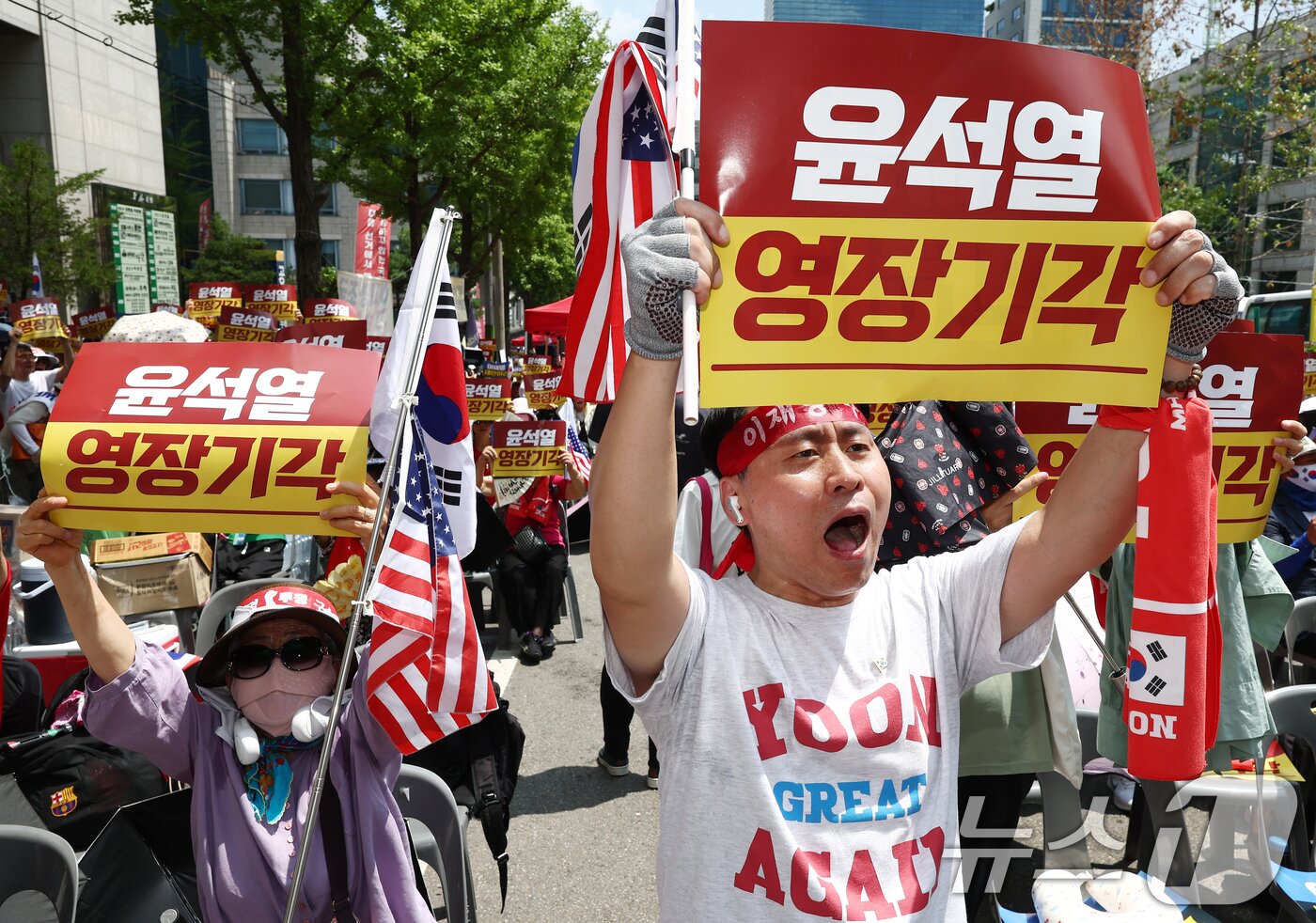 본문 이미지 - 12·3 비상계엄과 관련해 특검의 수사를 받는 윤석열 전 대통령의 두 번째 영장실질심사 날인 9일 서울 서초구 중앙지법 인근에서 열린 윤 전 대통령 영장 기각 촉구 집회에서 지지자들이 영장기각을 외치고 있다. 2025.7.9/뉴스1 ⓒ News1 김민지 기자