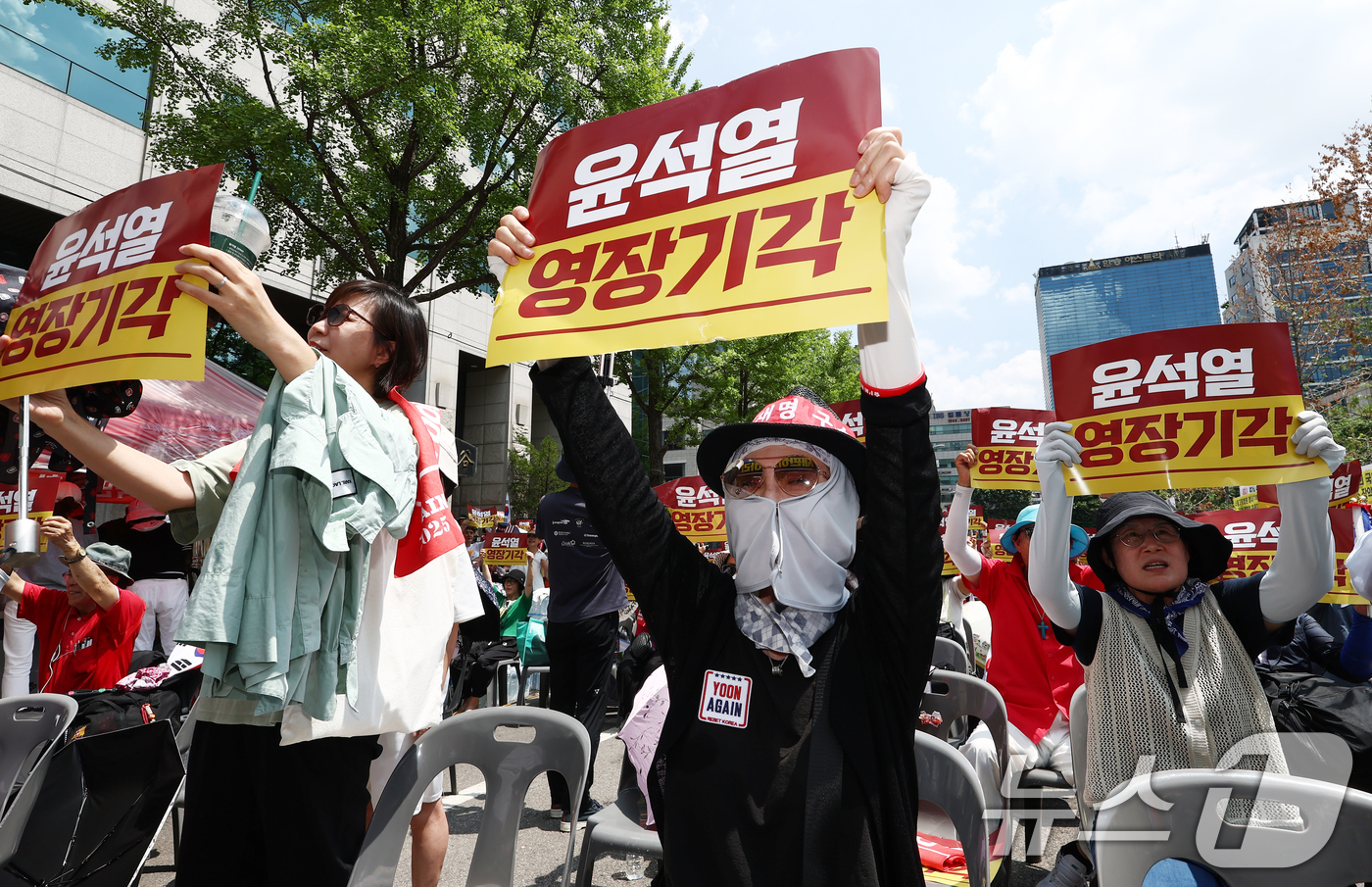 (서울=뉴스1) 김민지 기자 = 12·3 비상계엄과 관련해 특검의 수사를 받는 윤석열 전 대통령의 두 번째 영장실질심사 날인  9일 서울 서초구 중앙지법 인근에서 열린 윤 전 대통 …