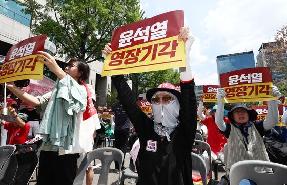 "尹 구속" vs "영장기각" 맞불 집회…서부지법 때 달리 충돌 자제