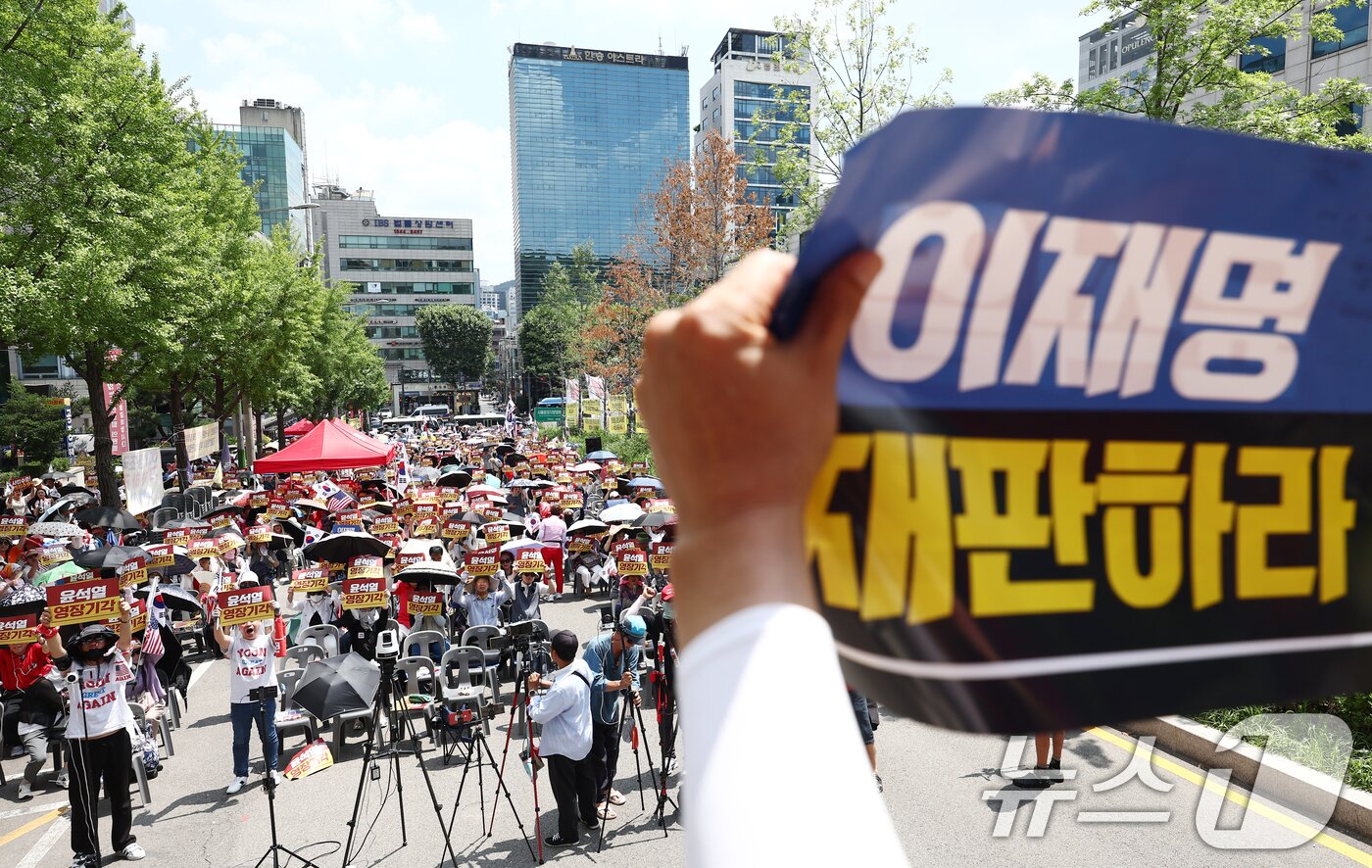 본문 이미지 - 12·3 비상계엄과 관련해 특검의 수사를 받는 윤석열 전 대통령의 두 번째 영장실질심사 날인 9일 서울 서초구 중앙지법 인근에서 열린 윤 전 대통령 영장 기각 촉구 집회에서 지지자들이 영장기각을 외치고 있다. 2025.7.9/뉴스1 ⓒ News1 김민지 기자