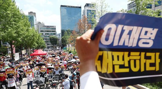 법원 앞에 집결한 윤석열 전 대통령 지지자들
