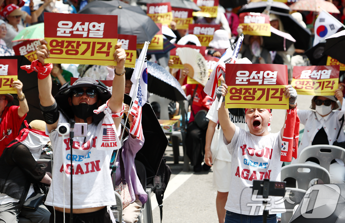 (서울=뉴스1) 김민지 기자 = 12·3 비상계엄과 관련해 특검의 수사를 받는 윤석열 전 대통령의 두 번째 영장실질심사가 열린 9일 서울 서초구 중앙지법 인근에서 열린 윤 전 대통 …